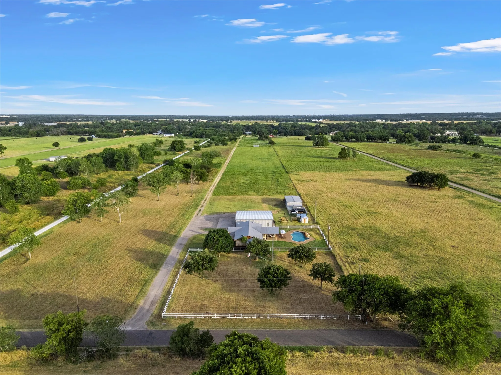 Single Family Residence For Sale in Mc Lennan County , 140 Angle Lane, Waco, Texas 76705, 3 Bedroom, 2 Bathroom, 2 Garage spaces, 1,984 Sqft, built in 1981, mls#21362495, Real Estate Agent in Waco, Homes For Sale in Mc Lennan county, Homes For Sale in Waco, Realtor in Waco Texas, Real Estate Brokerage Independent Realty Texas, Luminita Cordes Realtor