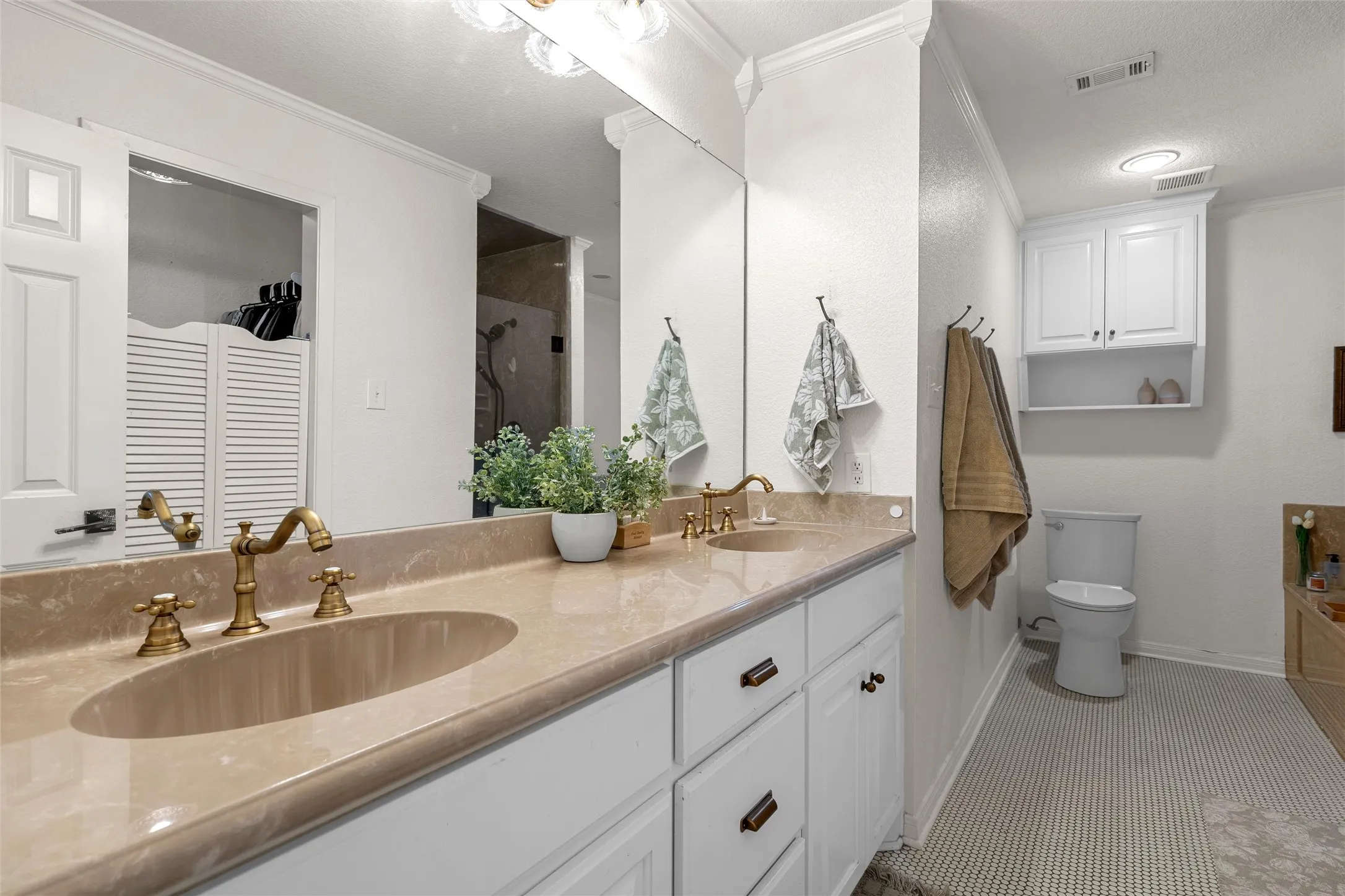 Single Family Residence For Sale in Mc Lennan County , 140 Angle Lane, Waco, Texas 76705, 3 Bedroom, 2 Bathroom, 2 Garage spaces, 1,984 Sqft, built in 1981, mls#21362495, Real Estate Agent in Waco, Homes For Sale in Mc Lennan county, Homes For Sale in Waco, Realtor in Waco Texas, Real Estate Brokerage Independent Realty Texas, Luminita Cordes Realtor