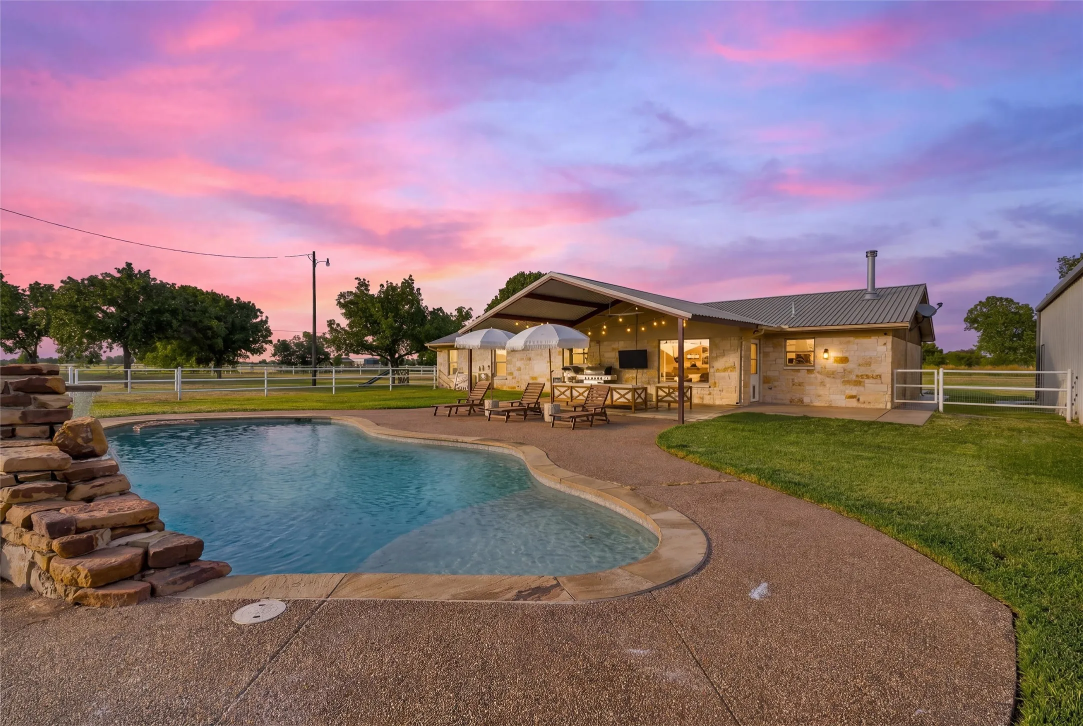 Single Family Residence For Sale in Mc Lennan County , 140 Angle Lane, Waco, Texas 76705, 3 Bedroom, 2 Bathroom, 2 Garage spaces, 1,984 Sqft, built in 1981, mls#21362495, Real Estate Agent in Waco, Homes For Sale in Mc Lennan county, Homes For Sale in Waco, Realtor in Waco Texas, Real Estate Brokerage Independent Realty Texas, Luminita Cordes Realtor