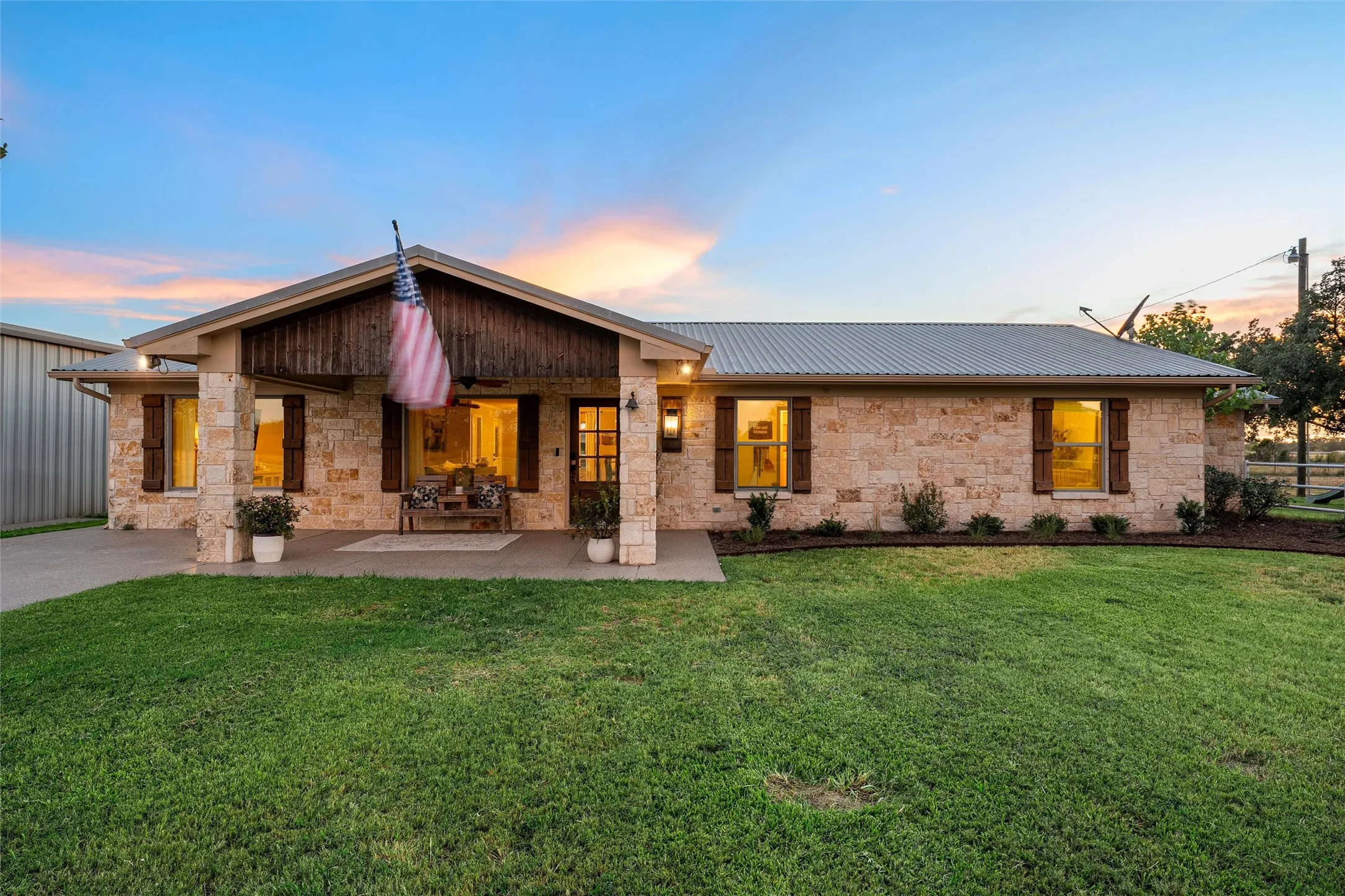 Single Family Residence For Sale in Mc Lennan County , 140 Angle Lane, Waco, Texas 76705, 3 Bedroom, 2 Bathroom, 2 Garage spaces, 1,984 Sqft, built in 1981, mls#21362495, Real Estate Agent in Waco, Homes For Sale in Mc Lennan county, Homes For Sale in Waco, Realtor in Waco Texas, Real Estate Brokerage Independent Realty Texas, Luminita Cordes Realtor