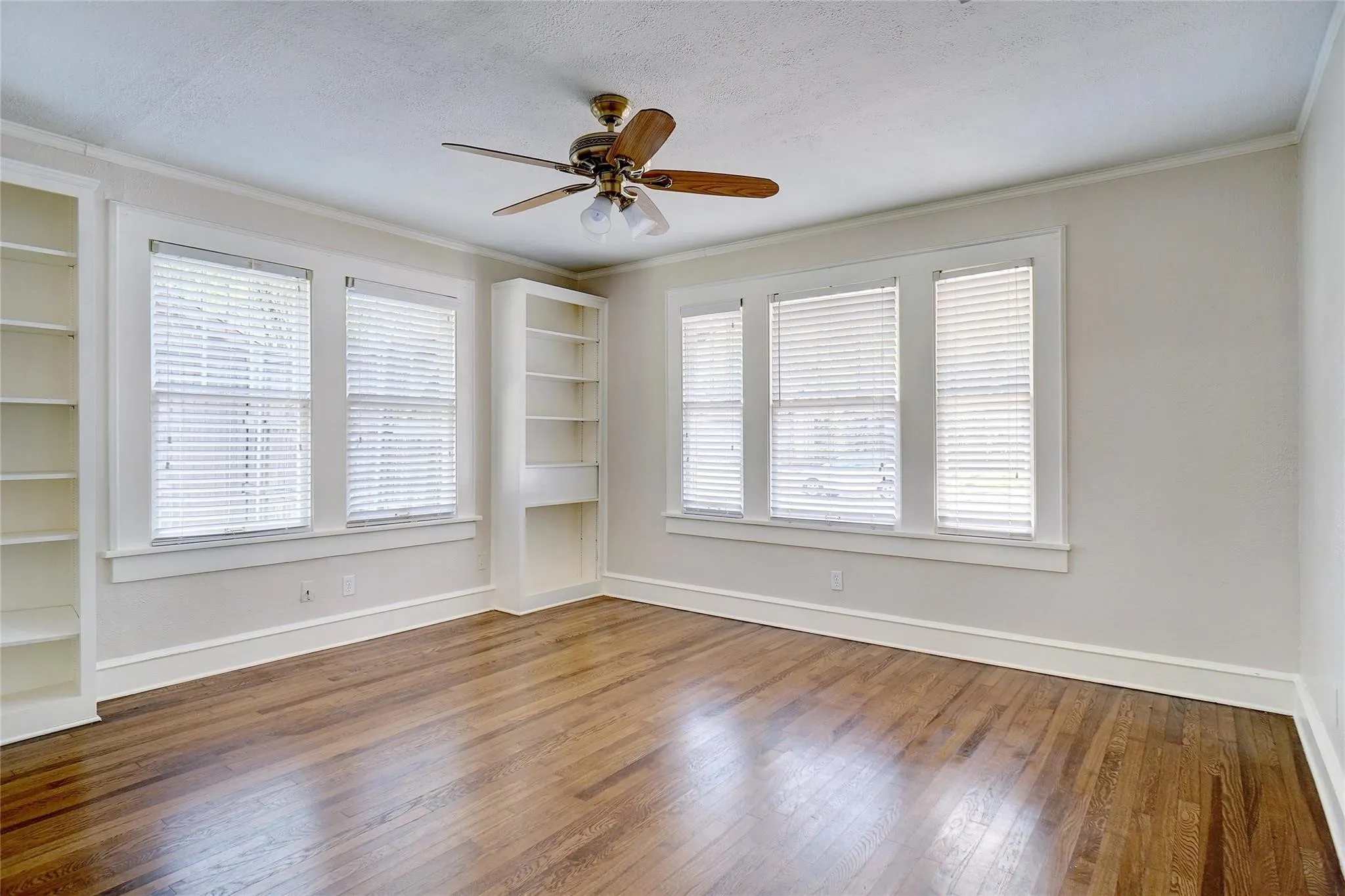 Single Family Residence For Rent in Tarrant County , 3201 Cockrell Avenue, Fort Worth, Texas 76109, 3 Bedroom, 2 Bathroom, 2 Garage spaces, 1,789 Sqft, built in 1928, Price $3,000, mls#21362113, Real Estate Agent in Fort Worth, Homes For Rent in Tarrant county, Homes For Rent in Fort Worth, Realtor in Fort Worth Texas, Real Estate Brokerage Independent Realty Texas, Luminita Cordes Realtor