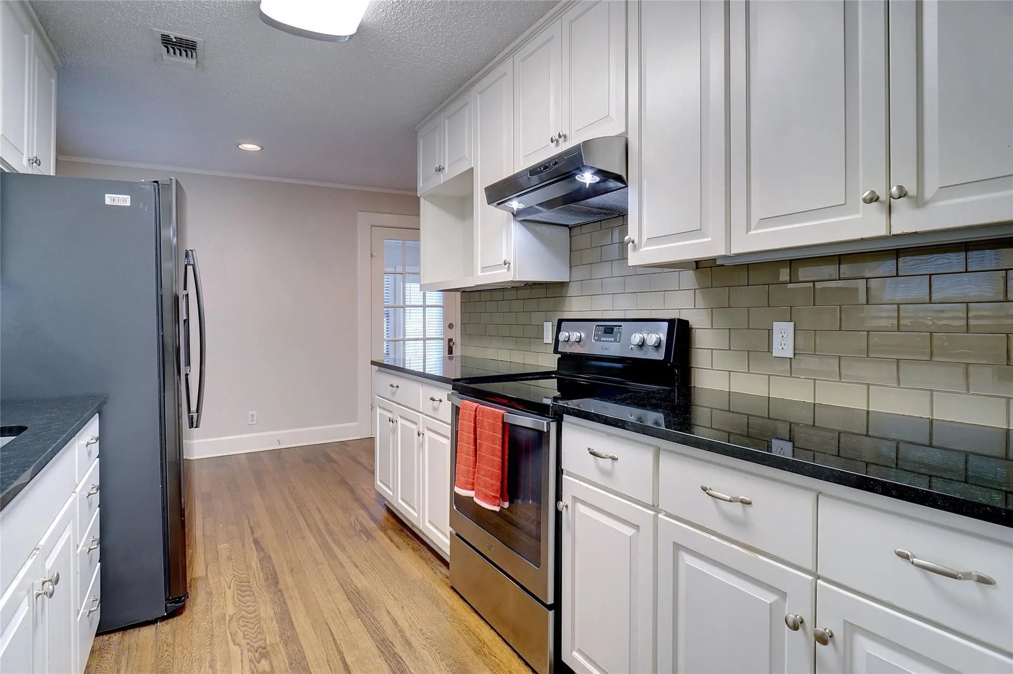 Single Family Residence For Rent in Tarrant County , 3201 Cockrell Avenue, Fort Worth, Texas 76109, 3 Bedroom, 2 Bathroom, 2 Garage spaces, 1,789 Sqft, built in 1928, Price $3,000, mls#21362113, Real Estate Agent in Fort Worth, Homes For Rent in Tarrant county, Homes For Rent in Fort Worth, Realtor in Fort Worth Texas, Real Estate Brokerage Independent Realty Texas, Luminita Cordes Realtor