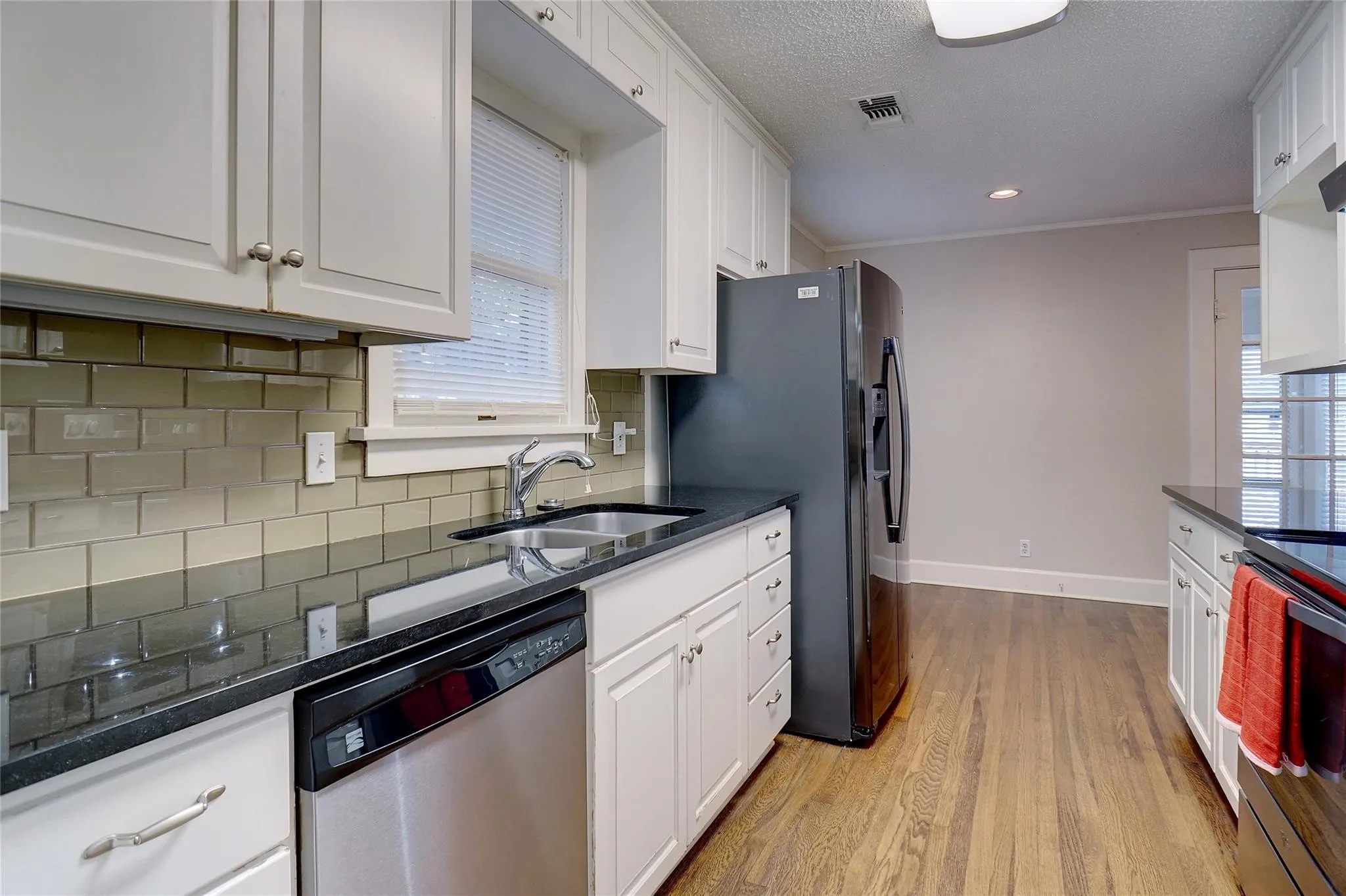 Single Family Residence For Rent in Tarrant County , 3201 Cockrell Avenue, Fort Worth, Texas 76109, 3 Bedroom, 2 Bathroom, 2 Garage spaces, 1,789 Sqft, built in 1928, Price $3,000, mls#21362113, Real Estate Agent in Fort Worth, Homes For Rent in Tarrant county, Homes For Rent in Fort Worth, Realtor in Fort Worth Texas, Real Estate Brokerage Independent Realty Texas, Luminita Cordes Realtor