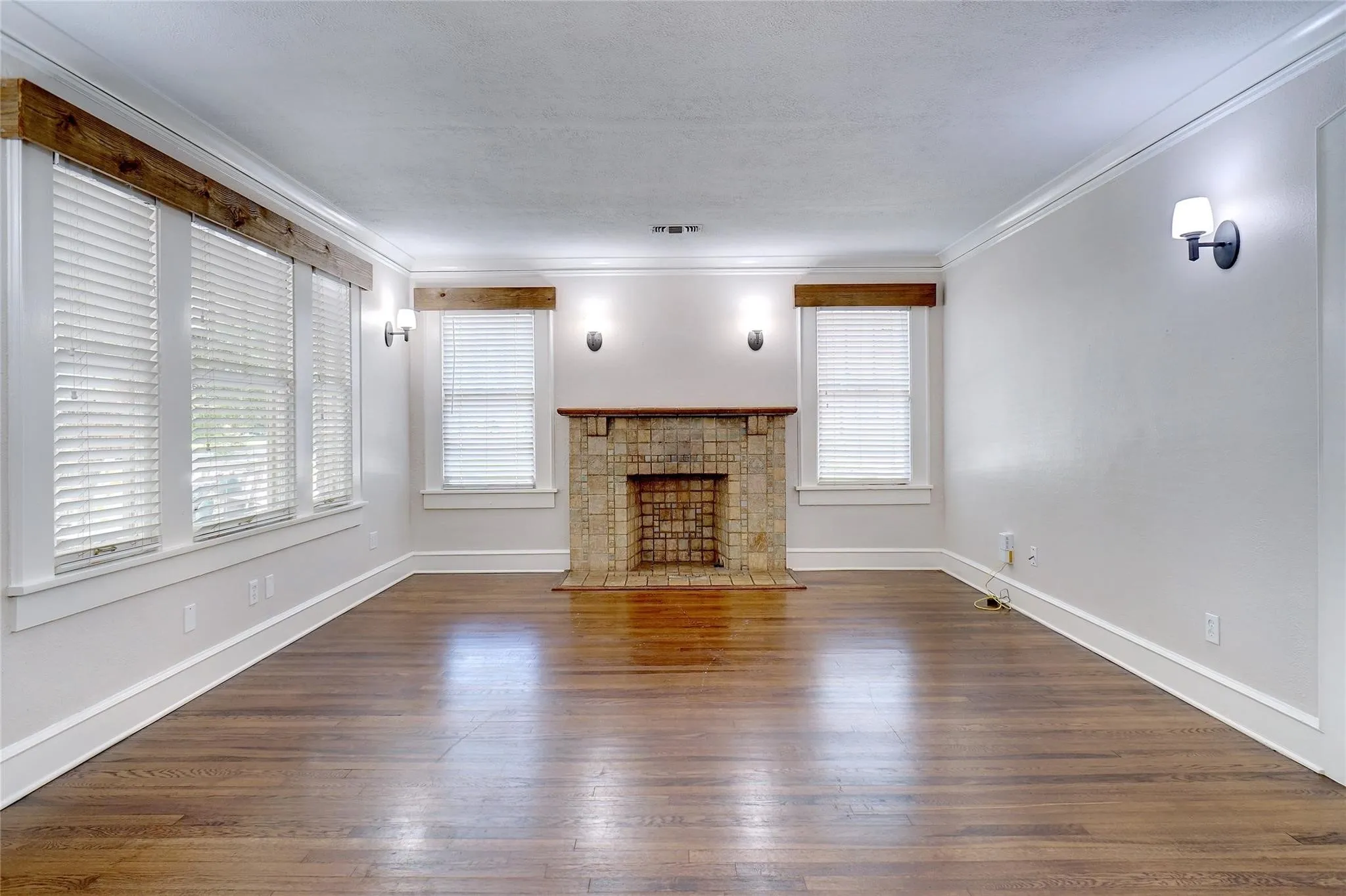Single Family Residence For Rent in Tarrant County , 3201 Cockrell Avenue, Fort Worth, Texas 76109, 3 Bedroom, 2 Bathroom, 2 Garage spaces, 1,789 Sqft, built in 1928, Price $3,000, mls#21362113, Real Estate Agent in Fort Worth, Homes For Rent in Tarrant county, Homes For Rent in Fort Worth, Realtor in Fort Worth Texas, Real Estate Brokerage Independent Realty Texas, Luminita Cordes Realtor