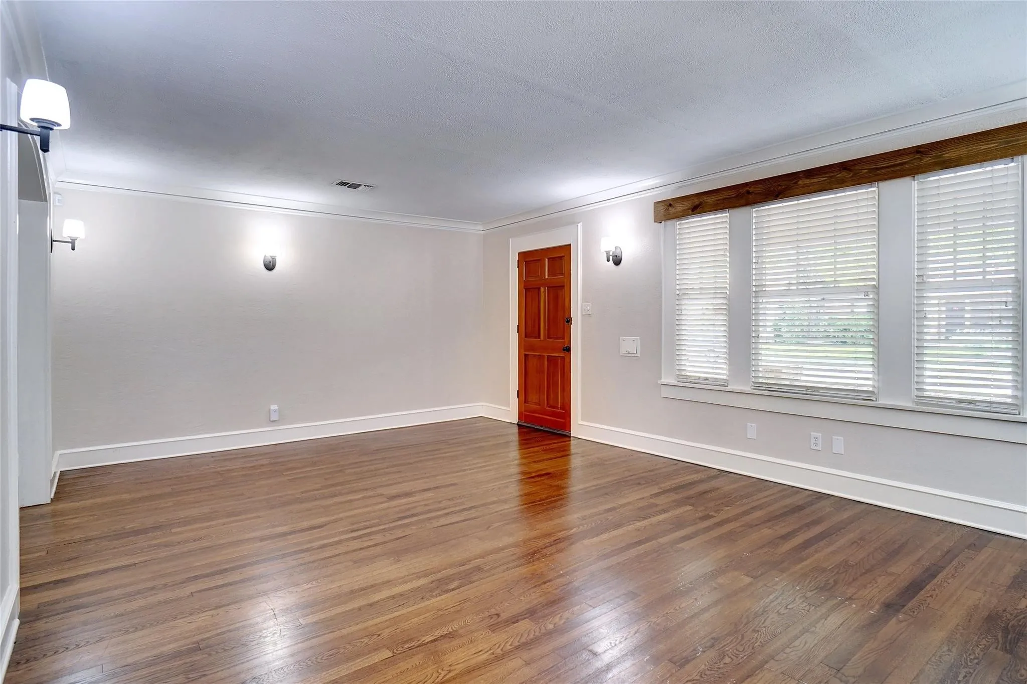 Single Family Residence For Rent in Tarrant County , 3201 Cockrell Avenue, Fort Worth, Texas 76109, 3 Bedroom, 2 Bathroom, 2 Garage spaces, 1,789 Sqft, built in 1928, Price $3,000, mls#21362113, Real Estate Agent in Fort Worth, Homes For Rent in Tarrant county, Homes For Rent in Fort Worth, Realtor in Fort Worth Texas, Real Estate Brokerage Independent Realty Texas, Luminita Cordes Realtor