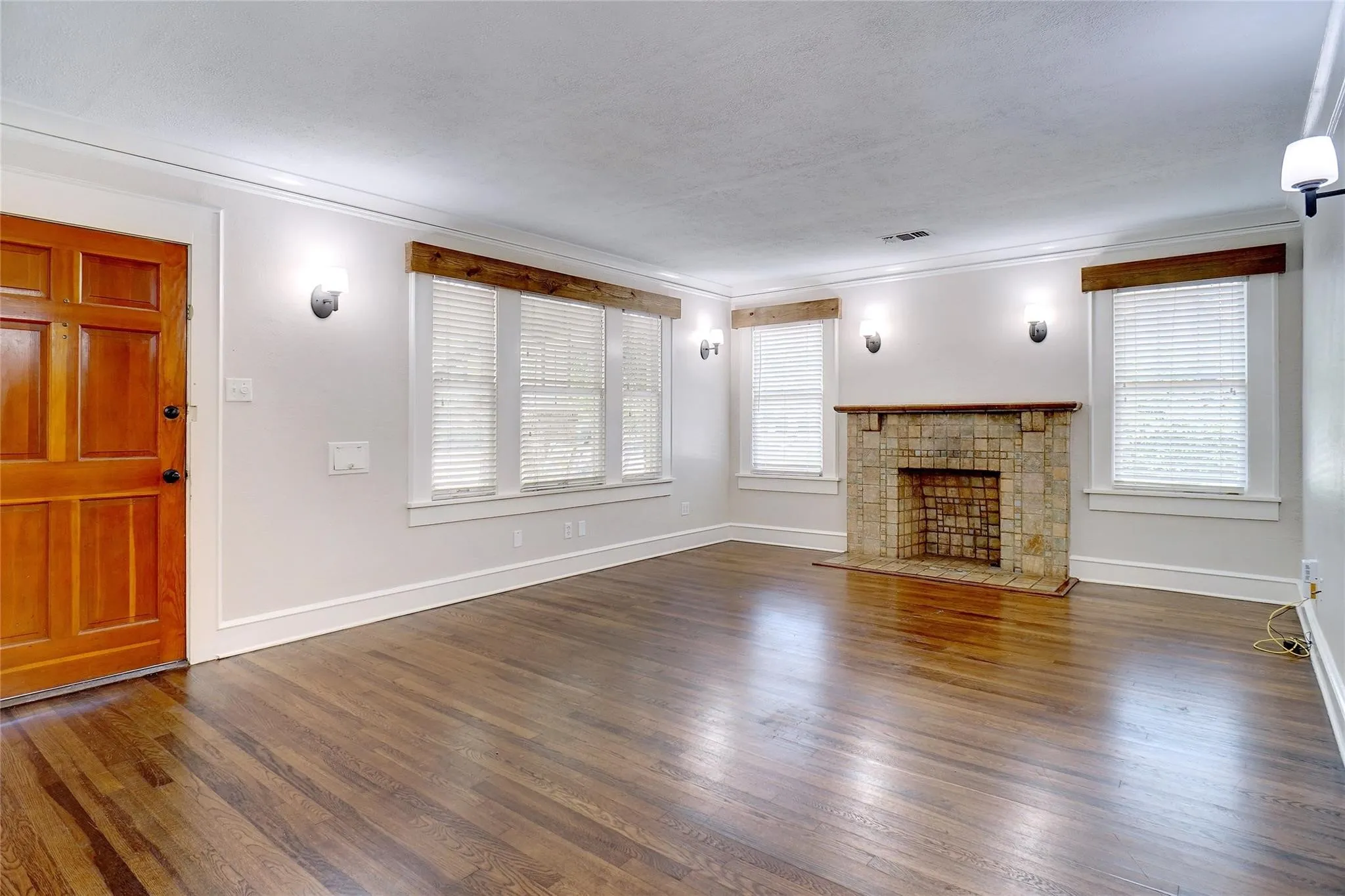 Single Family Residence For Rent in Tarrant County , 3201 Cockrell Avenue, Fort Worth, Texas 76109, 3 Bedroom, 2 Bathroom, 2 Garage spaces, 1,789 Sqft, built in 1928, Price $3,000, mls#21362113, Real Estate Agent in Fort Worth, Homes For Rent in Tarrant county, Homes For Rent in Fort Worth, Realtor in Fort Worth Texas, Real Estate Brokerage Independent Realty Texas, Luminita Cordes Realtor