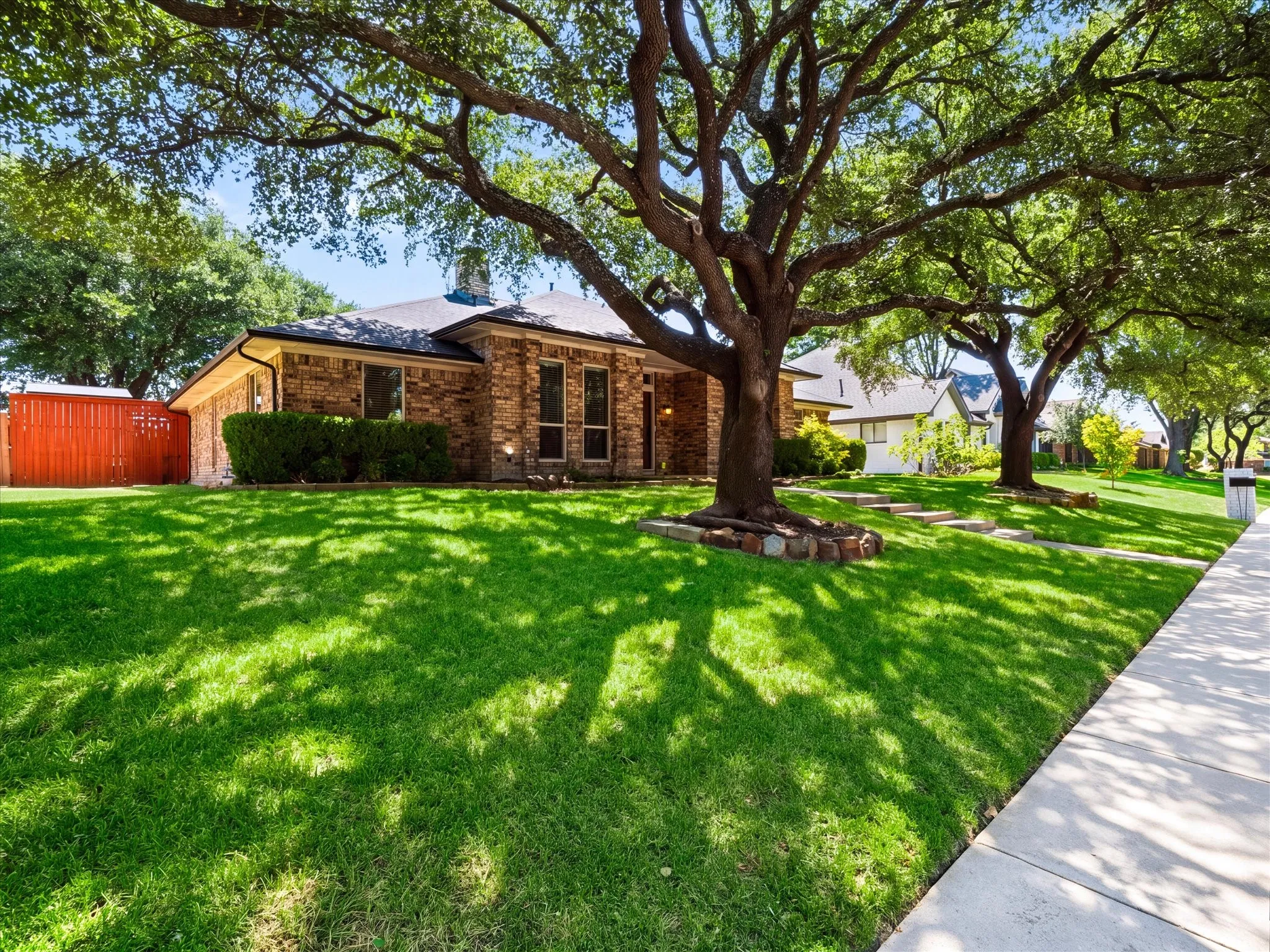 Single Family Residence For Sale in Dallas County , 10216 Shadow Way, Dallas, Texas 75243, 4 Bedroom, 3 Bathroom, 2 Garage spaces, 2,579 Sqft, built in 1983, mls#21360218, Real Estate Agent in Dallas, Homes For Sale in Dallas county, Homes For Sale in Dallas, Realtor in Dallas Texas, Real Estate Brokerage Independent Realty Texas, Luminita Cordes Realtor