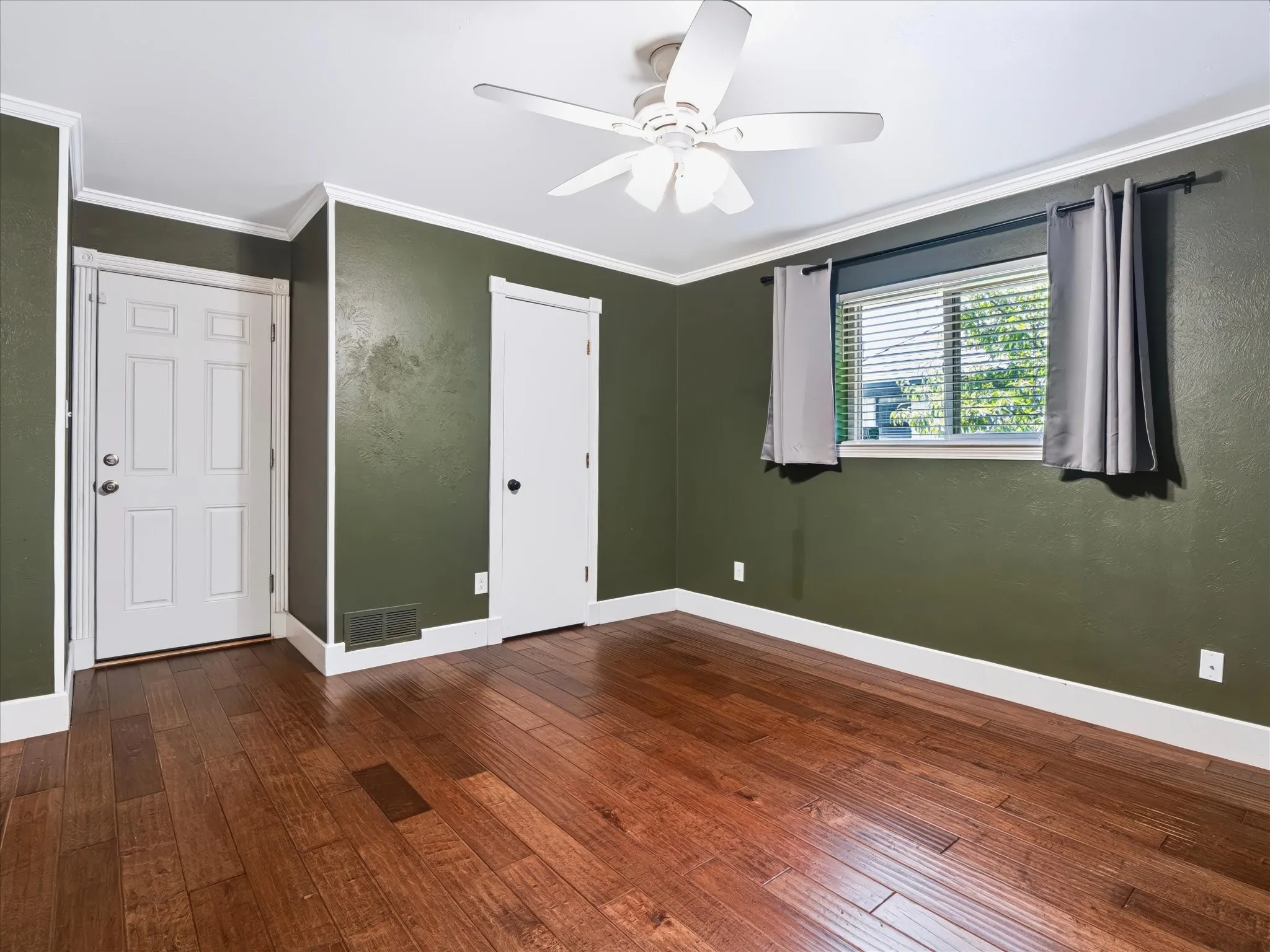 Single Family Residence For Sale in Dallas County , 10216 Shadow Way, Dallas, Texas 75243, 4 Bedroom, 3 Bathroom, 2 Garage spaces, 2,579 Sqft, built in 1983, mls#21360218, Real Estate Agent in Dallas, Homes For Sale in Dallas county, Homes For Sale in Dallas, Realtor in Dallas Texas, Real Estate Brokerage Independent Realty Texas, Luminita Cordes Realtor