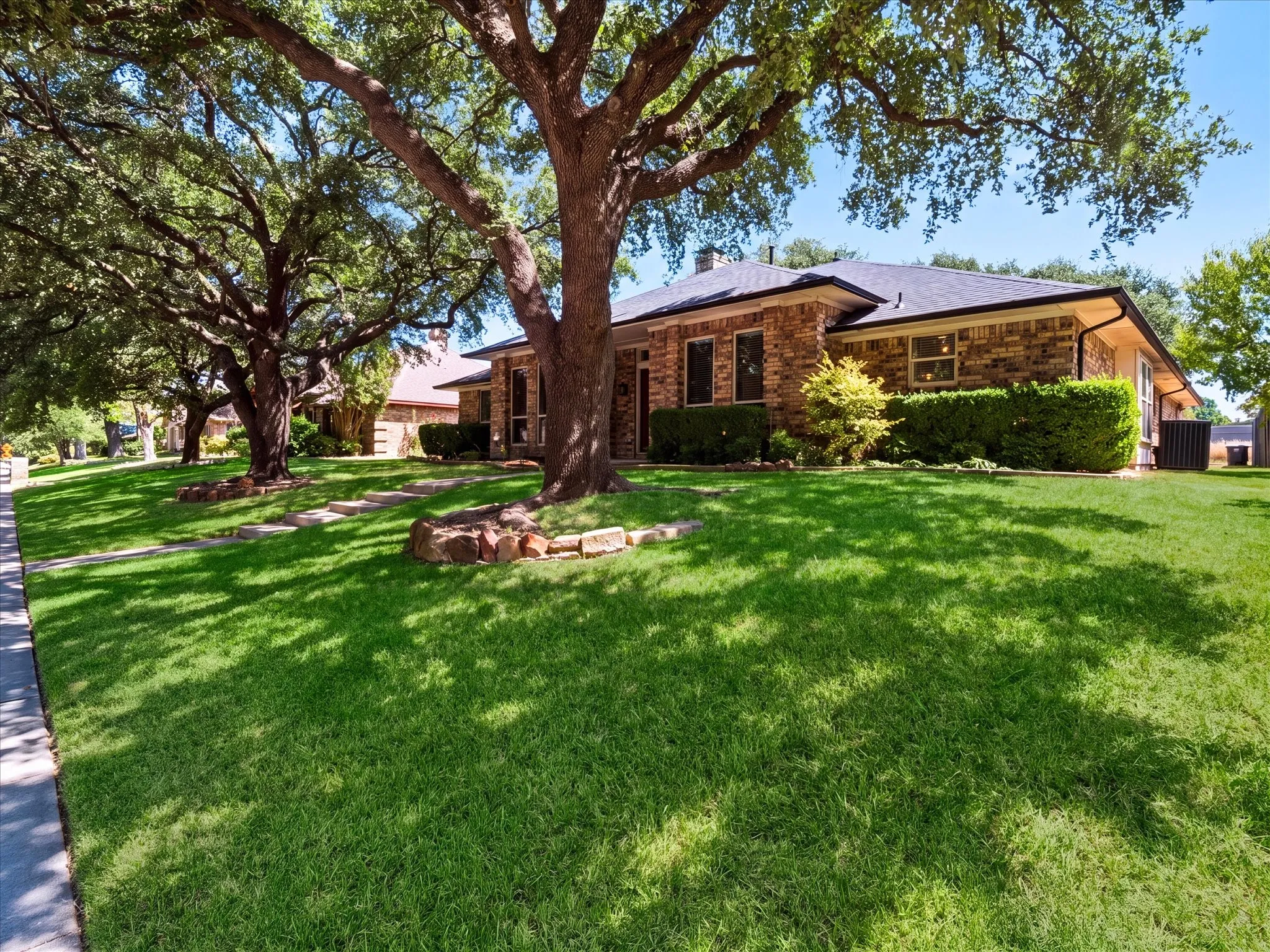 Single Family Residence For Sale in Dallas County , 10216 Shadow Way, Dallas, Texas 75243, 4 Bedroom, 3 Bathroom, 2 Garage spaces, 2,579 Sqft, built in 1983, mls#21360218, Real Estate Agent in Dallas, Homes For Sale in Dallas county, Homes For Sale in Dallas, Realtor in Dallas Texas, Real Estate Brokerage Independent Realty Texas, Luminita Cordes Realtor