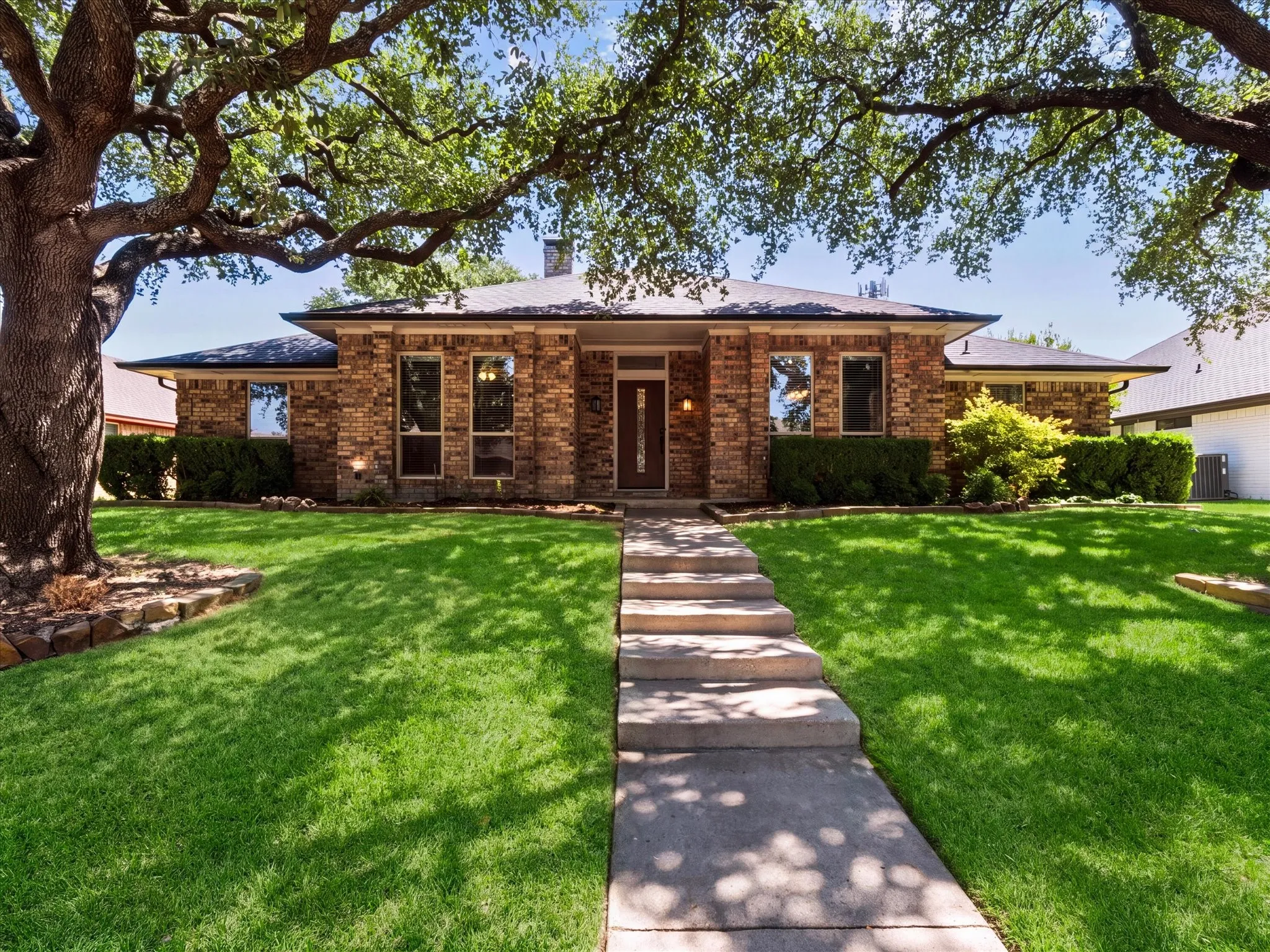 Single Family Residence For Sale in Dallas County , 10216 Shadow Way, Dallas, Texas 75243, 4 Bedroom, 3 Bathroom, 2 Garage spaces, 2,579 Sqft, built in 1983, mls#21360218, Real Estate Agent in Dallas, Homes For Sale in Dallas county, Homes For Sale in Dallas, Realtor in Dallas Texas, Real Estate Brokerage Independent Realty Texas, Luminita Cordes Realtor