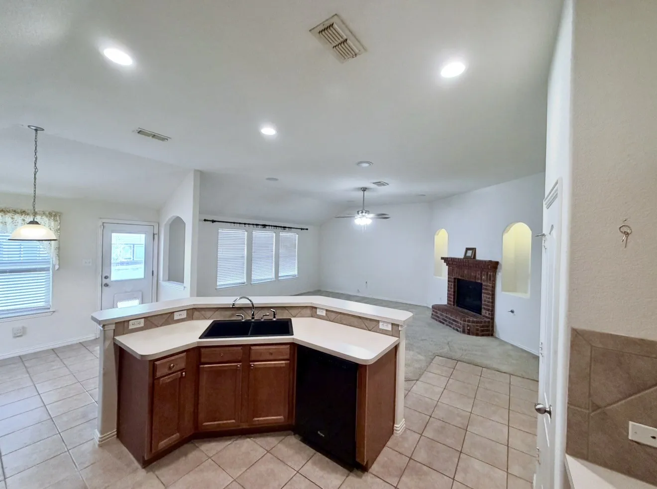 Single Family Residence For Sale in Tarrant County , 6633 Sierra Madre Drive, Fort Worth, Texas 76179, 3 Bedroom, 2 Bathroom, 2 Garage spaces, 1,673 Sqft, built in 2005, mls#21363190, Real Estate Agent in Fort Worth, Homes For Sale in Tarrant county, Homes For Sale in Fort Worth, Realtor in Fort Worth Texas, Real Estate Brokerage Independent Realty Texas, Luminita Cordes Realtor