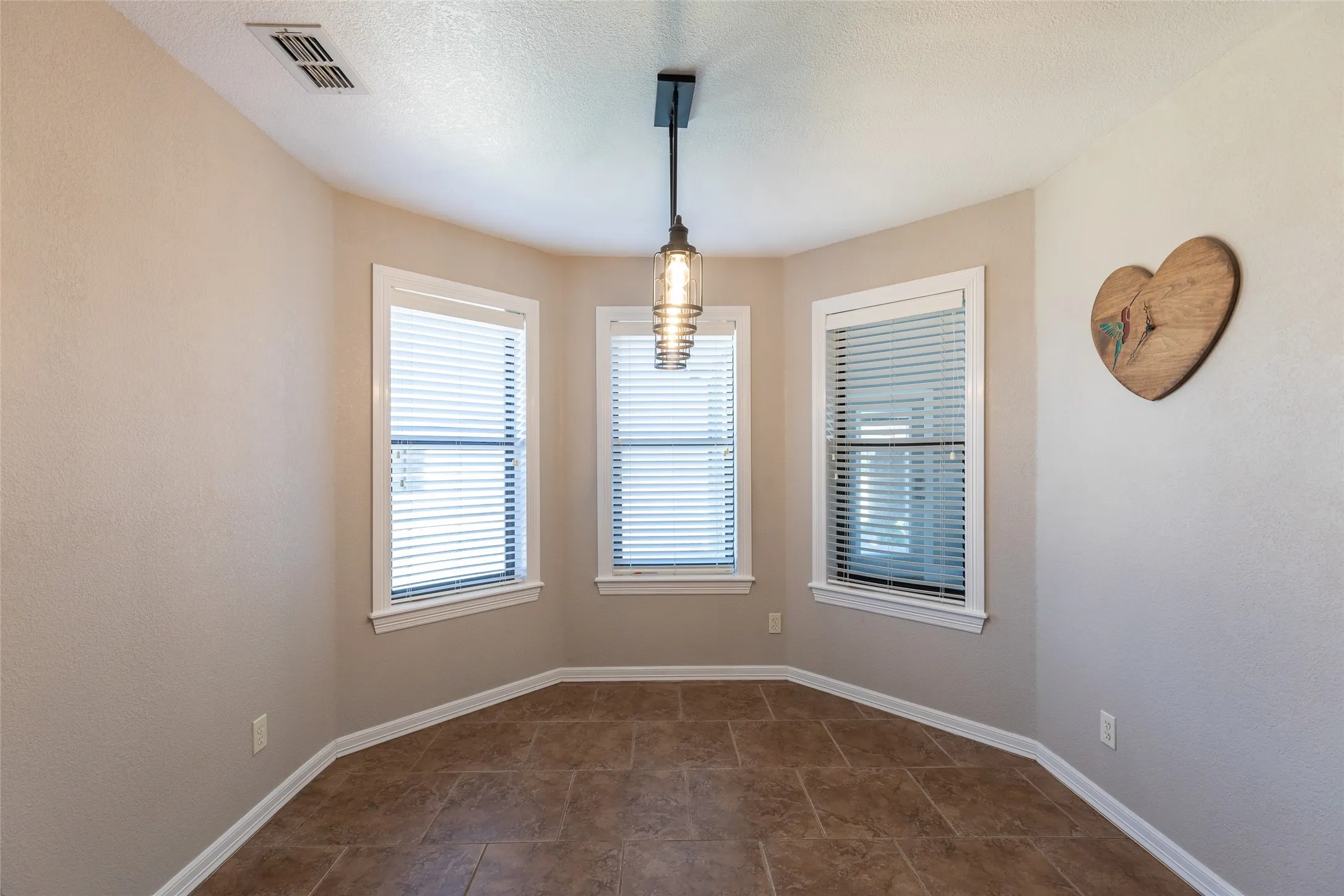Single Family Residence For Sale in Taylor County , 174 Sanford Lane, Abilene, Texas 79602, 3 Bedroom, 2 Bathroom, 2 Garage spaces, 1,993 Sqft, built in 2008, mls#21362891, Real Estate Agent in Abilene, Homes For Sale in Taylor county, Homes For Sale in Abilene, Realtor in Abilene Texas, Real Estate Brokerage Independent Realty Texas, Luminita Cordes Realtor