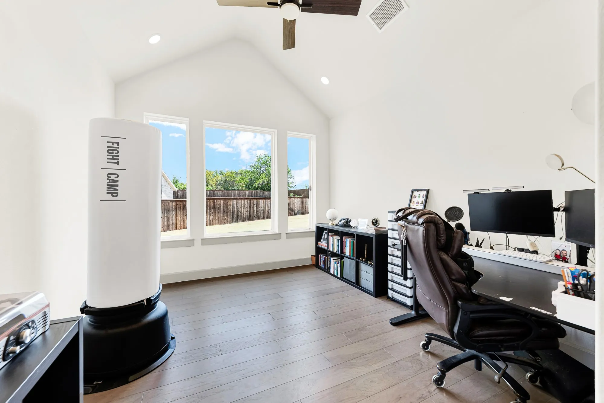 A high pitched ceiling paired with a triad of tall back windows bathes the space in bright daytime light. It’s an inspiring sanctuary to tackle focused creative projects or host video calls undisturbed.