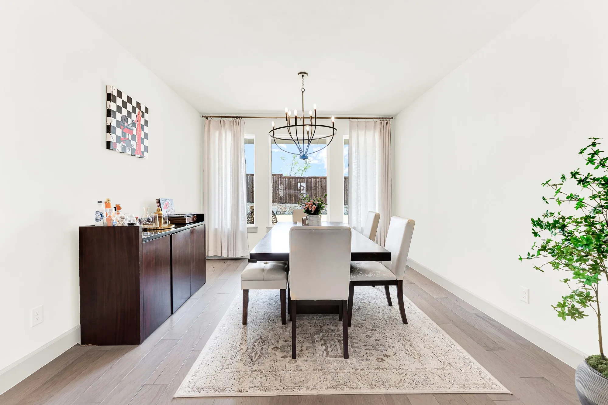Clean architectural lines and a centered trio of back windows center the space in gentle daylight. It’s a lovely backdrop for hosting intimate, multi-course dinner parties with close friends.