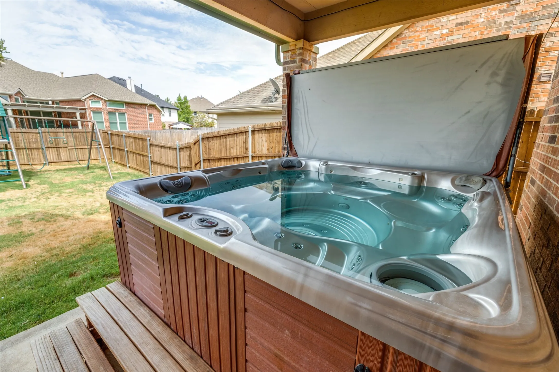 Single Family Residence For Sale in Denton County , 4222 Boxwood Drive, Denton, Texas 76208, 4 Bedroom, 3 Bathroom, 2 Garage spaces, 2,755 Sqft, built in 2000, mls#21362872, Real Estate Agent in Denton, Homes For Sale in Denton county, Homes For Sale in Denton, Realtor in Denton Texas, Real Estate Brokerage Independent Realty Texas, Luminita Cordes Realtor
