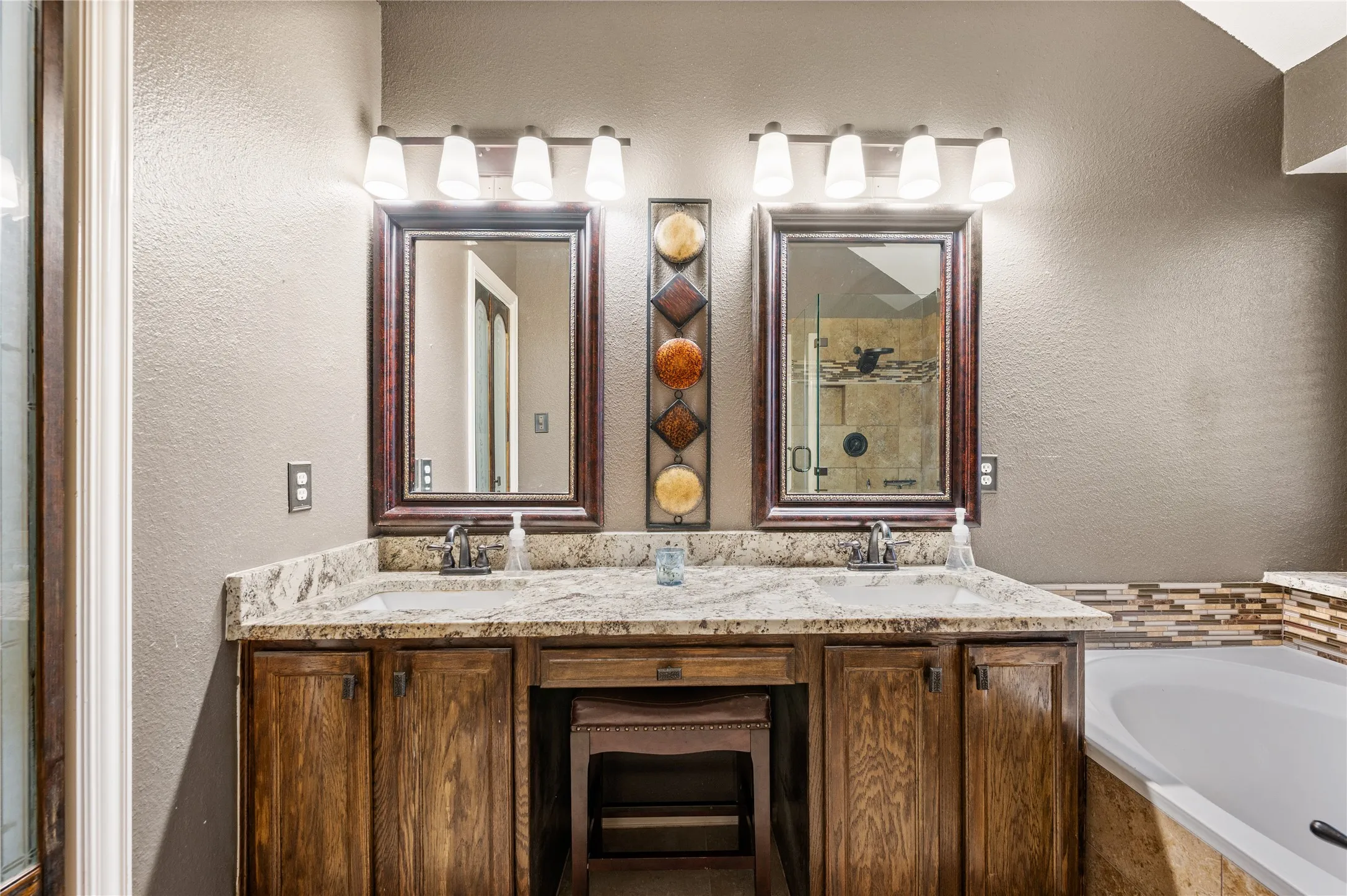 Single Family Residence For Sale in Denton County , 2212 Pinto Lane, Lewisville, Texas 75067, 3 Bedroom, 2 Bathroom, 2 Garage spaces, 2,091 Sqft, built in 1998, mls#21361370, Real Estate Agent in Lewisville, Homes For Sale in Denton county, Homes For Sale in Lewisville, Realtor in Lewisville Texas, Real Estate Brokerage Independent Realty Texas, Luminita Cordes Realtor