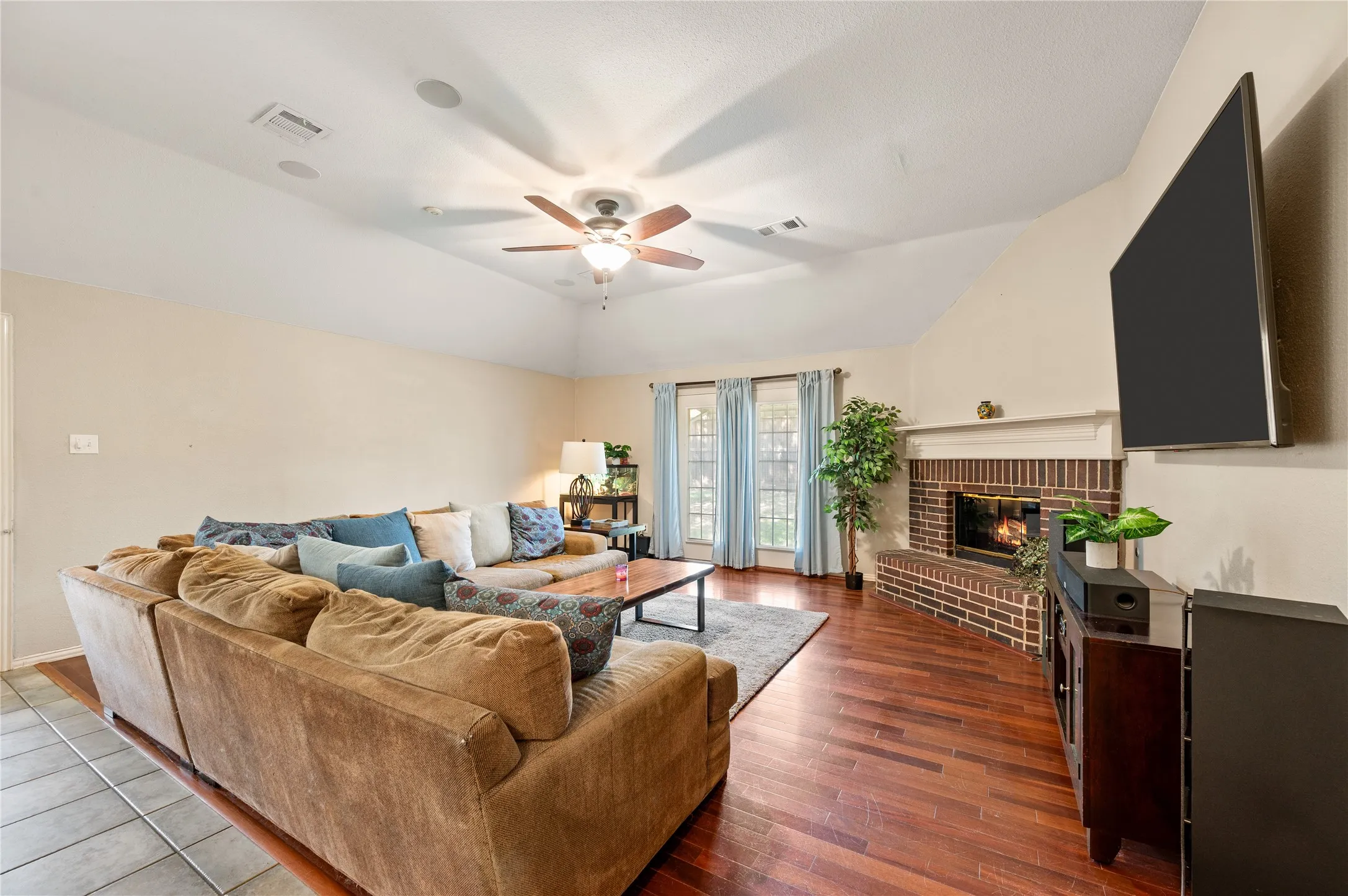 Single Family Residence For Sale in Denton County , 2212 Pinto Lane, Lewisville, Texas 75067, 3 Bedroom, 2 Bathroom, 2 Garage spaces, 2,091 Sqft, built in 1998, mls#21361370, Real Estate Agent in Lewisville, Homes For Sale in Denton county, Homes For Sale in Lewisville, Realtor in Lewisville Texas, Real Estate Brokerage Independent Realty Texas, Luminita Cordes Realtor