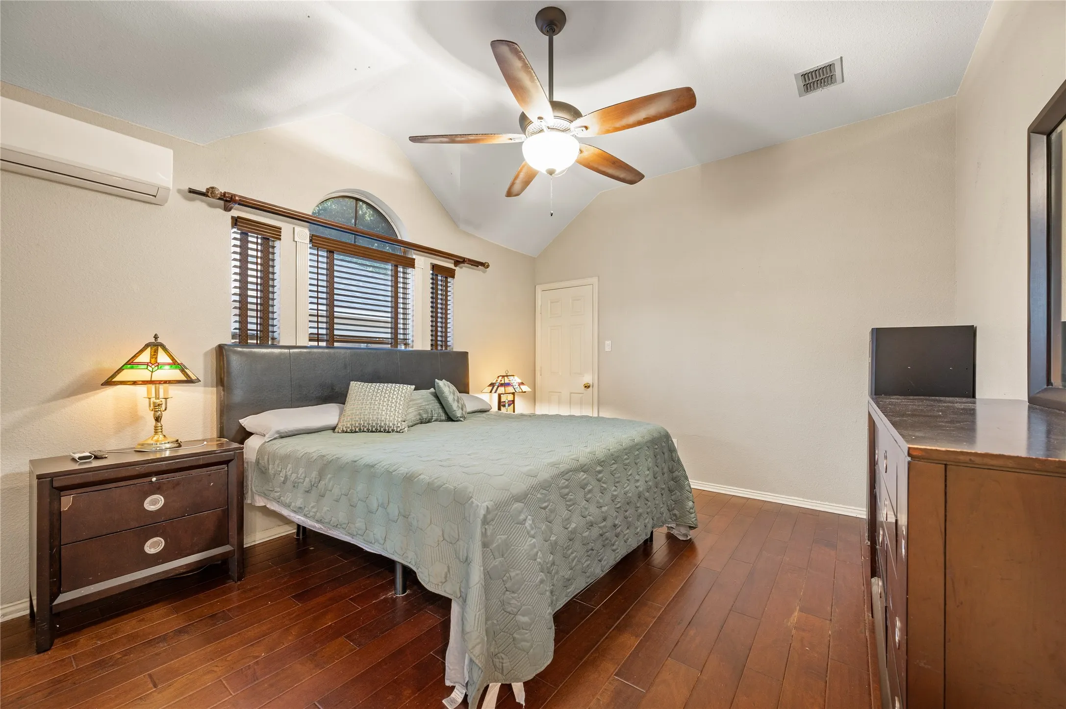 Single Family Residence For Sale in Denton County , 2212 Pinto Lane, Lewisville, Texas 75067, 3 Bedroom, 2 Bathroom, 2 Garage spaces, 2,091 Sqft, built in 1998, mls#21361370, Real Estate Agent in Lewisville, Homes For Sale in Denton county, Homes For Sale in Lewisville, Realtor in Lewisville Texas, Real Estate Brokerage Independent Realty Texas, Luminita Cordes Realtor