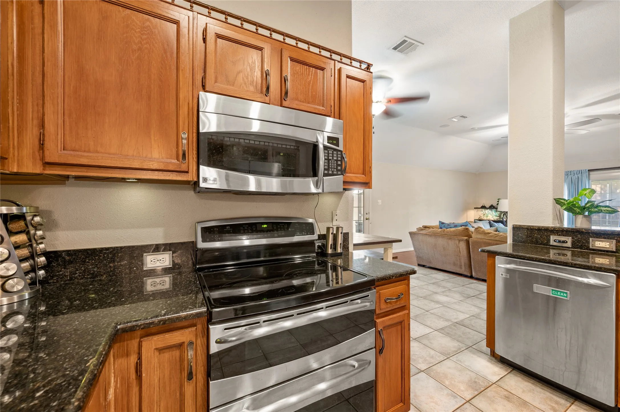 Single Family Residence For Sale in Denton County , 2212 Pinto Lane, Lewisville, Texas 75067, 3 Bedroom, 2 Bathroom, 2 Garage spaces, 2,091 Sqft, built in 1998, mls#21361370, Real Estate Agent in Lewisville, Homes For Sale in Denton county, Homes For Sale in Lewisville, Realtor in Lewisville Texas, Real Estate Brokerage Independent Realty Texas, Luminita Cordes Realtor