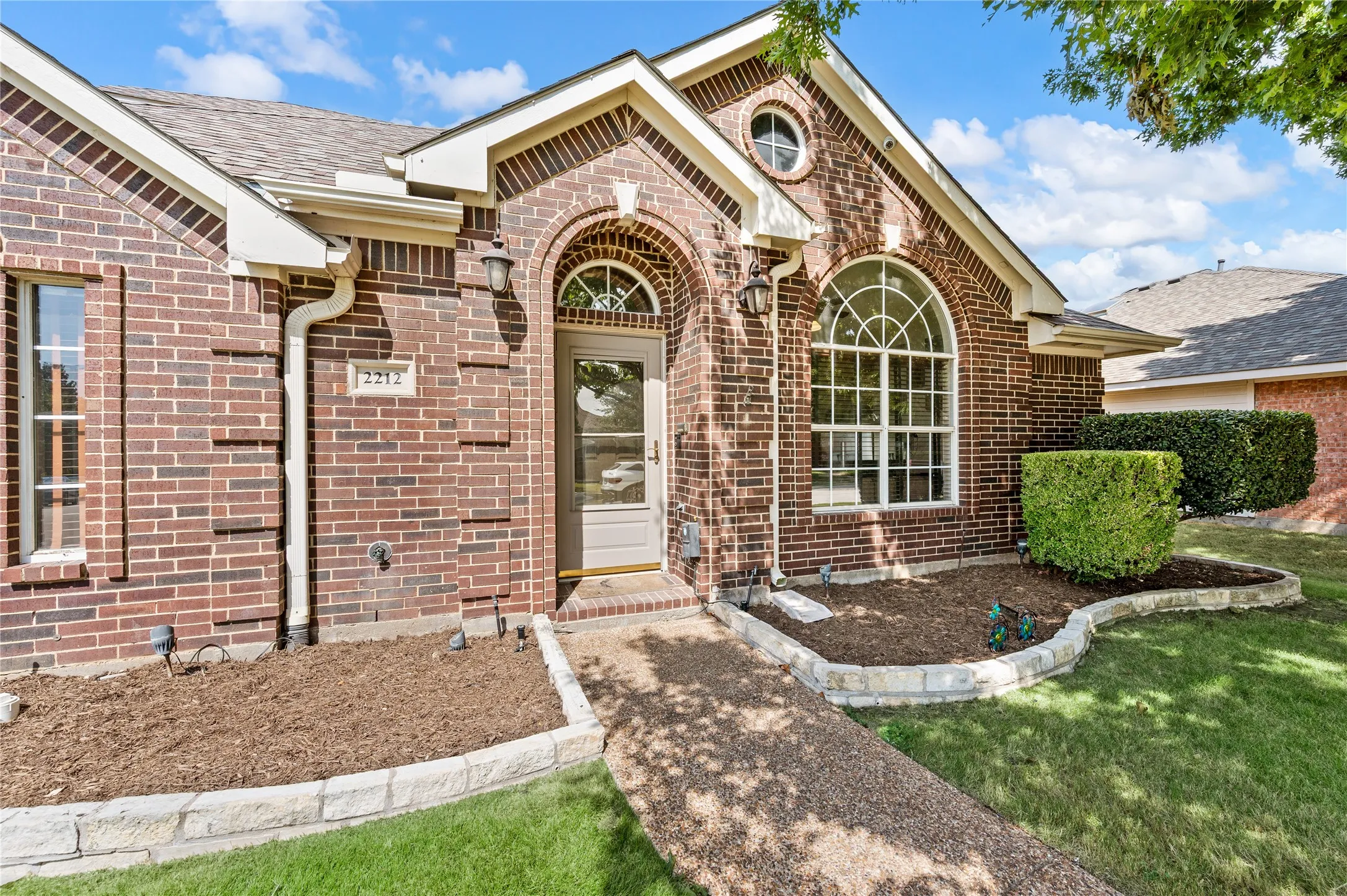 Single Family Residence For Sale in Denton County , 2212 Pinto Lane, Lewisville, Texas 75067, 3 Bedroom, 2 Bathroom, 2 Garage spaces, 2,091 Sqft, built in 1998, mls#21361370, Real Estate Agent in Lewisville, Homes For Sale in Denton county, Homes For Sale in Lewisville, Realtor in Lewisville Texas, Real Estate Brokerage Independent Realty Texas, Luminita Cordes Realtor
