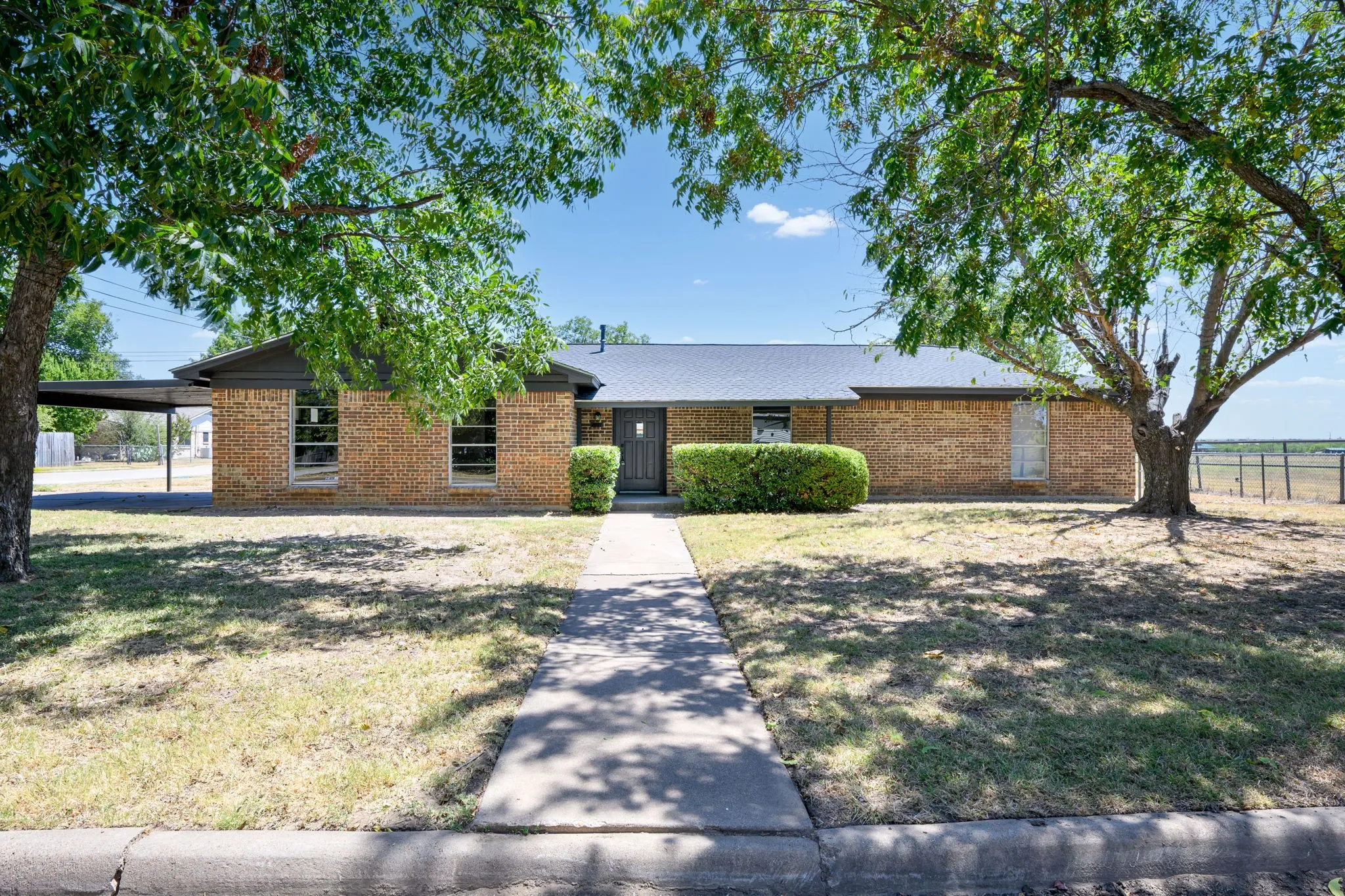 Single Family Residence For Sale in Palo Pinto County , 2201 SE 22nd Avenue, Mineral Wells, Texas 76067, 3 Bedroom, 2 Bathroom, 2 Garage spaces, 1,632 Sqft, built in 1968, mls#21362211, Real Estate Agent in Mineral Wells, Homes For Sale in Palo Pinto county, Homes For Sale in Mineral Wells, Realtor in Mineral Wells Texas, Real Estate Brokerage Independent Realty Texas, Luminita Cordes Realtor