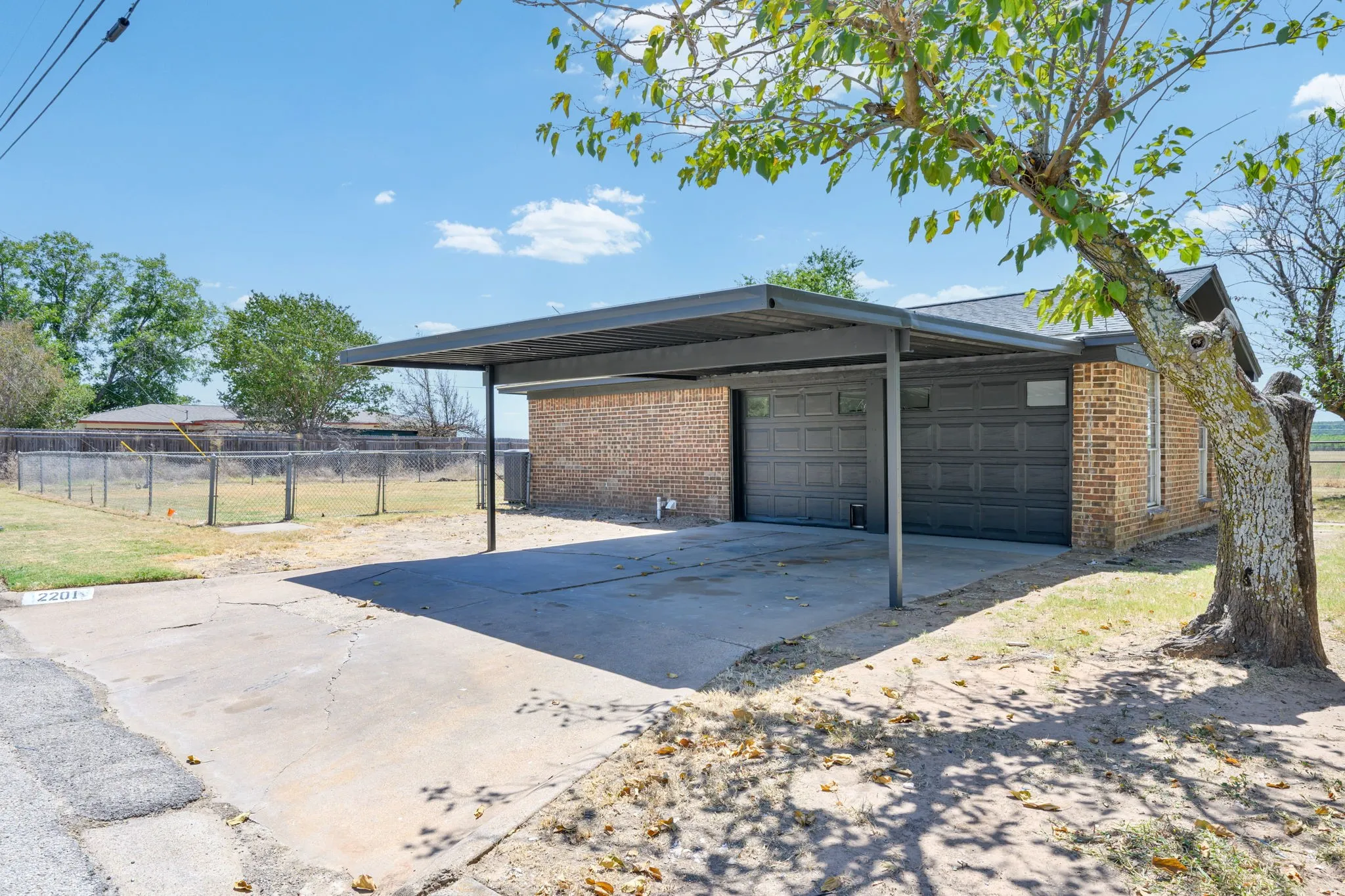 Single Family Residence For Sale in Palo Pinto County , 2201 SE 22nd Avenue, Mineral Wells, Texas 76067, 3 Bedroom, 2 Bathroom, 2 Garage spaces, 1,632 Sqft, built in 1968, mls#21362211, Real Estate Agent in Mineral Wells, Homes For Sale in Palo Pinto county, Homes For Sale in Mineral Wells, Realtor in Mineral Wells Texas, Real Estate Brokerage Independent Realty Texas, Luminita Cordes Realtor
