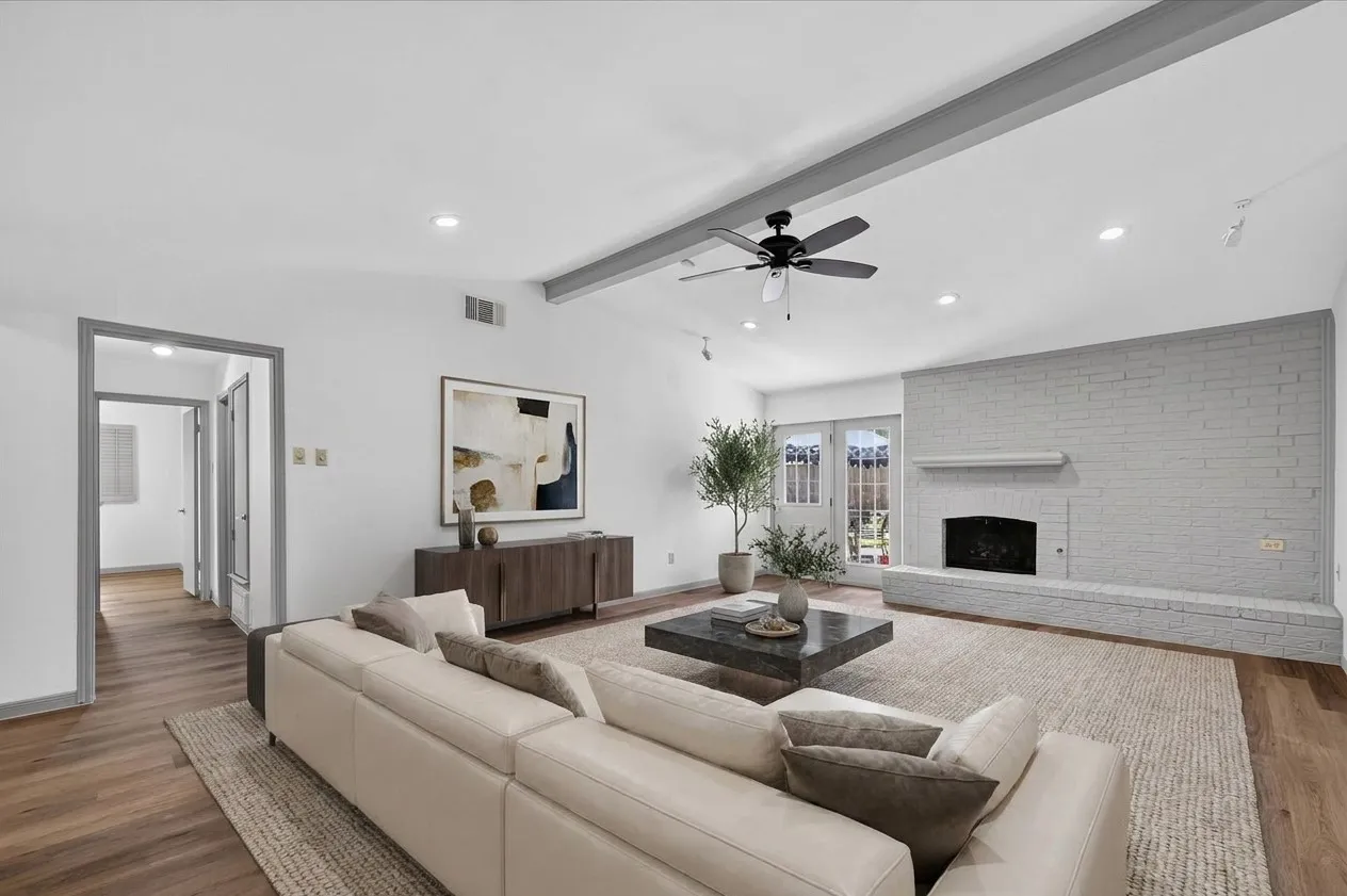 Single Family Residence For Rent in Dallas County , 2516 Lawnview Drive, Carrollton, Texas 75006, 3 Bedroom, 2 Bathroom, 2 Garage spaces, 1,733 Sqft, built in 1981, mls#21362303, Real Estate Agent in Carrollton, Homes For Rent in Dallas county, Homes For Rent in Carrollton, Realtor in Carrollton Texas, Real Estate Brokerage Independent Realty Texas, Luminita Cordes Realtor