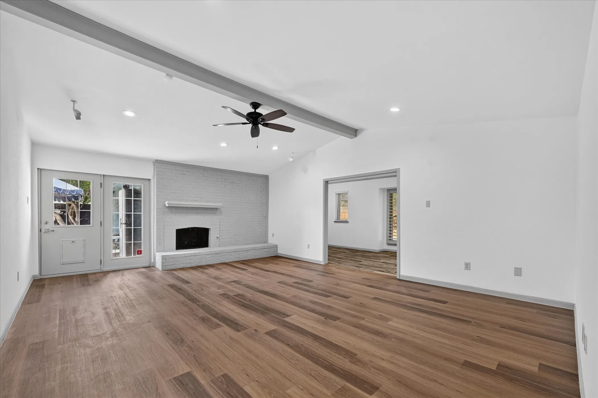Single Family Residence For Rent in Dallas County , 2516 Lawnview Drive, Carrollton, Texas 75006, 3 Bedroom, 2 Bathroom, 2 Garage spaces, 1,733 Sqft, built in 1981, mls#21362303, Real Estate Agent in Carrollton, Homes For Rent in Dallas county, Homes For Rent in Carrollton, Realtor in Carrollton Texas, Real Estate Brokerage Independent Realty Texas, Luminita Cordes Realtor