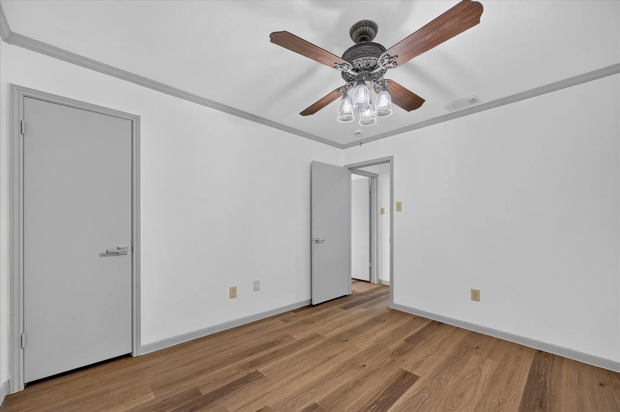 Single Family Residence For Rent in Dallas County , 2516 Lawnview Drive, Carrollton, Texas 75006, 3 Bedroom, 2 Bathroom, 2 Garage spaces, 1,733 Sqft, built in 1981, mls#21362303, Real Estate Agent in Carrollton, Homes For Rent in Dallas county, Homes For Rent in Carrollton, Realtor in Carrollton Texas, Real Estate Brokerage Independent Realty Texas, Luminita Cordes Realtor