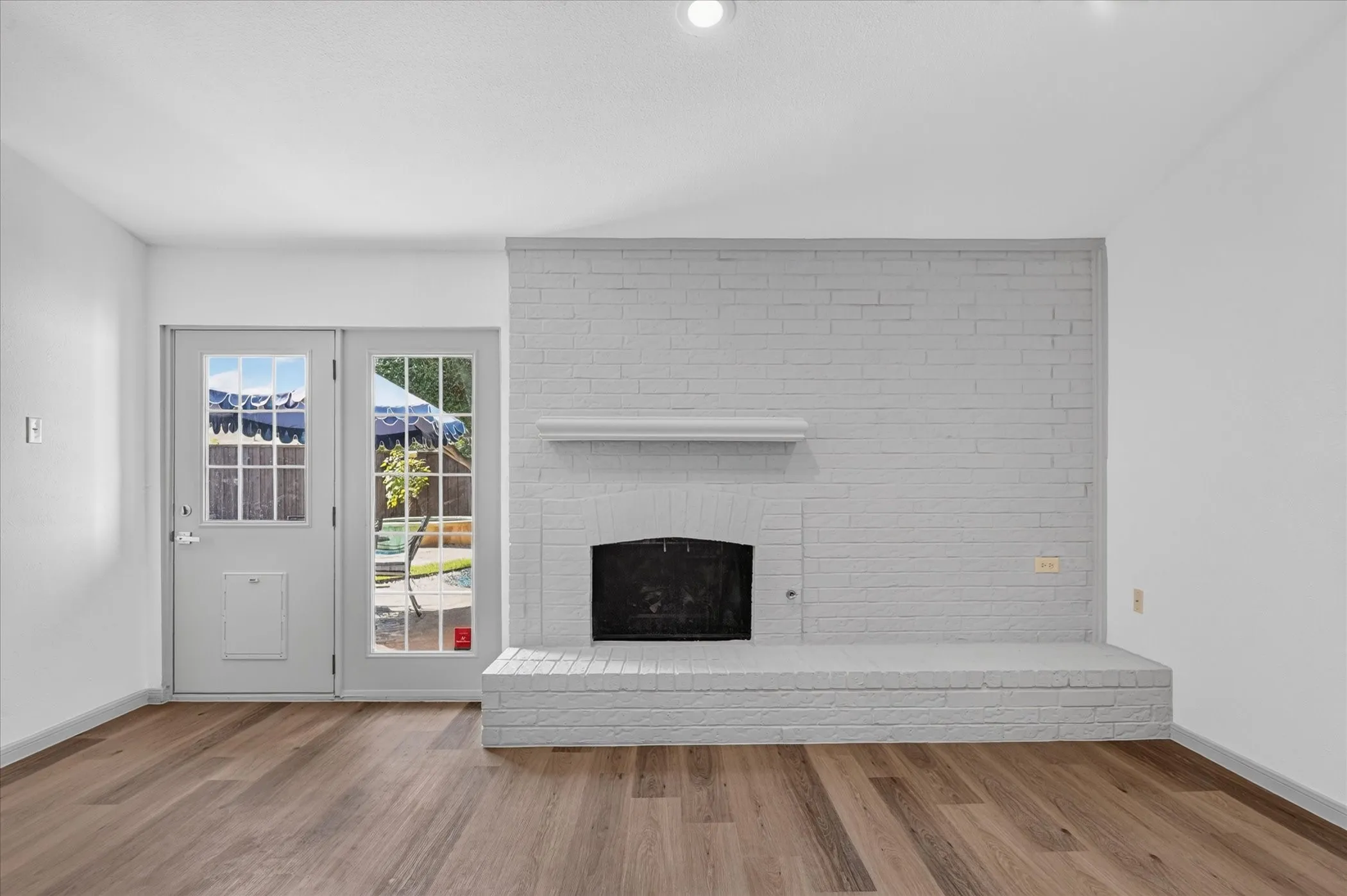 Single Family Residence For Rent in Dallas County , 2516 Lawnview Drive, Carrollton, Texas 75006, 3 Bedroom, 2 Bathroom, 2 Garage spaces, 1,733 Sqft, built in 1981, mls#21362303, Real Estate Agent in Carrollton, Homes For Rent in Dallas county, Homes For Rent in Carrollton, Realtor in Carrollton Texas, Real Estate Brokerage Independent Realty Texas, Luminita Cordes Realtor