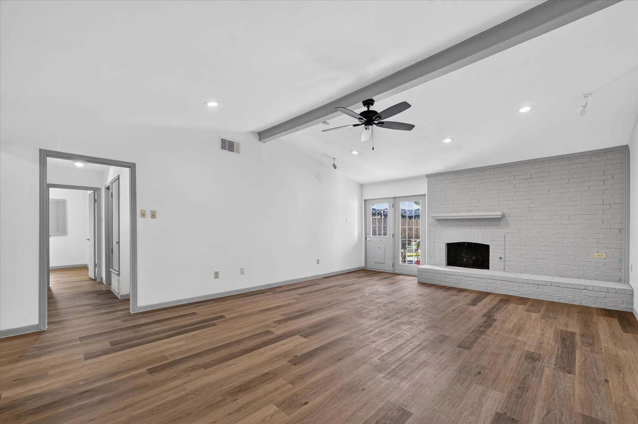 Single Family Residence For Rent in Dallas County , 2516 Lawnview Drive, Carrollton, Texas 75006, 3 Bedroom, 2 Bathroom, 2 Garage spaces, 1,733 Sqft, built in 1981, mls#21362303, Real Estate Agent in Carrollton, Homes For Rent in Dallas county, Homes For Rent in Carrollton, Realtor in Carrollton Texas, Real Estate Brokerage Independent Realty Texas, Luminita Cordes Realtor