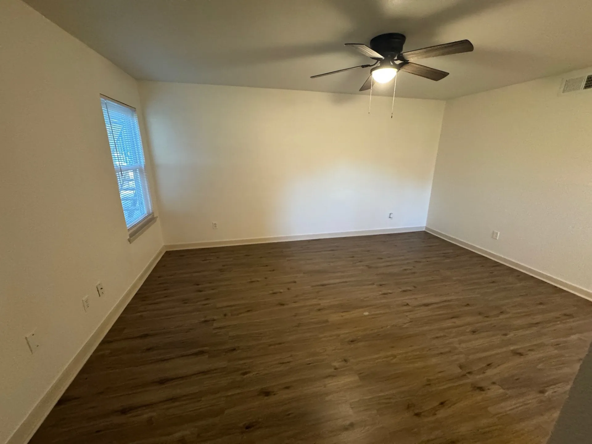 Apartment For Rent in Tarrant County , 7300 Comanche Trail 5, Lake Worth, Texas 76135, 2 Bedroom, 1 Bathroom, Garage spaces, 850 Sqft, built in 1980, mls#21363162, Real Estate Agent in Lake Worth, Homes For Rent in Tarrant county, Homes For Rent in Lake Worth, Realtor in Lake Worth Texas, Real Estate Brokerage Independent Realty Texas, Luminita Cordes Realtor