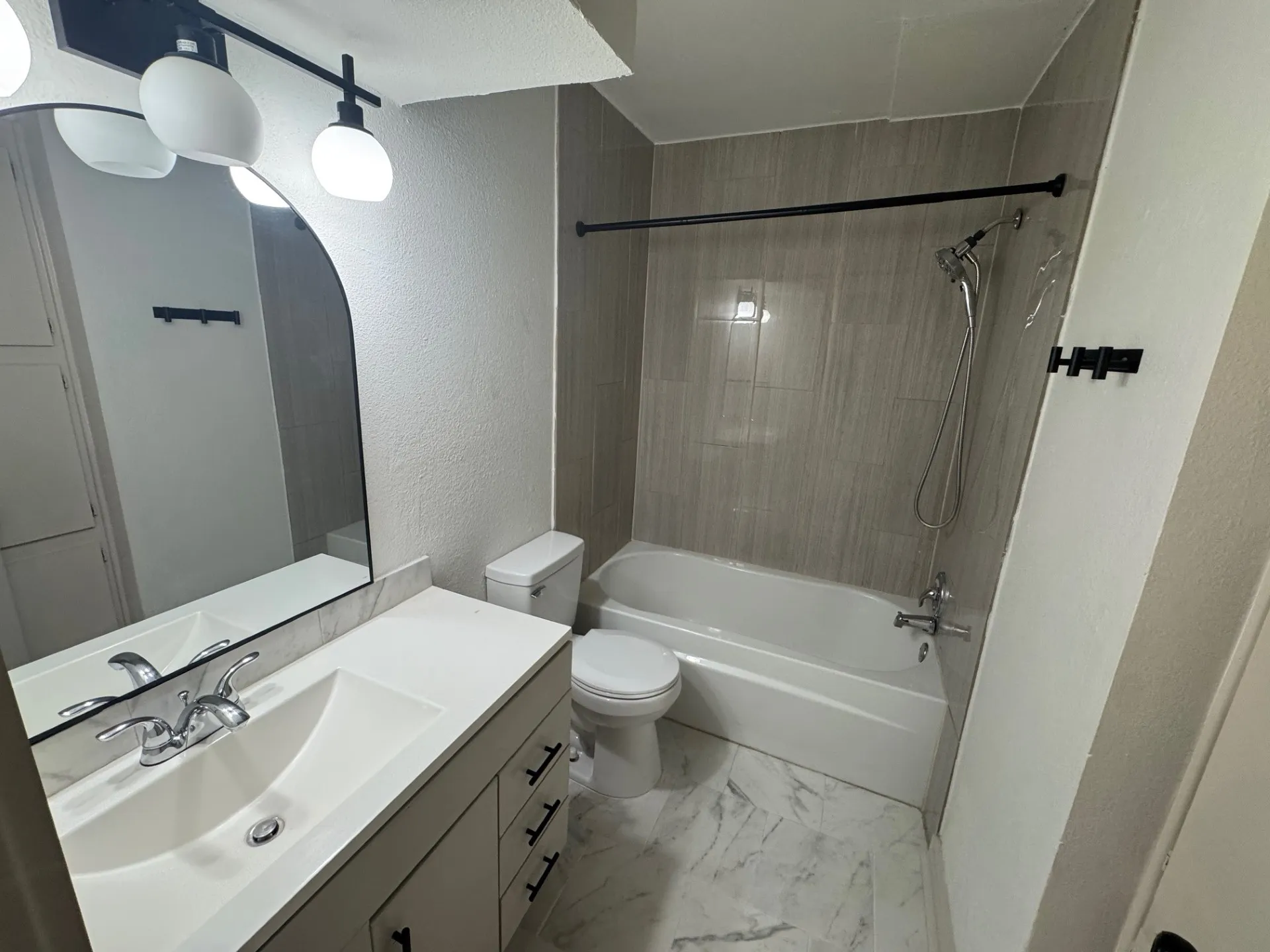 Apartment For Rent in Tarrant County , 7300 Comanche Trail 5, Lake Worth, Texas 76135, 2 Bedroom, 1 Bathroom, Garage spaces, 850 Sqft, built in 1980, mls#21363162, Real Estate Agent in Lake Worth, Homes For Rent in Tarrant county, Homes For Rent in Lake Worth, Realtor in Lake Worth Texas, Real Estate Brokerage Independent Realty Texas, Luminita Cordes Realtor