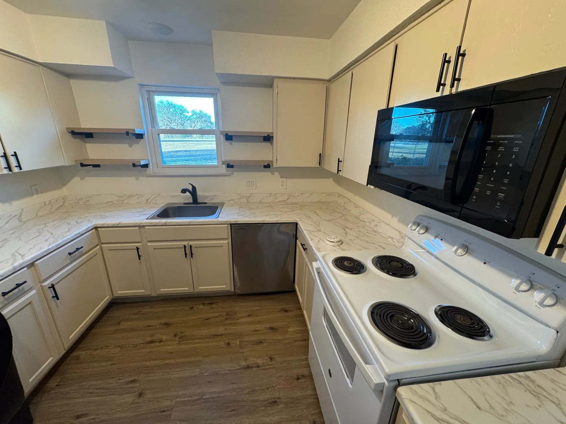 Apartment For Rent in Tarrant County , 7300 Comanche Trail 5, Lake Worth, Texas 76135, 2 Bedroom, 1 Bathroom, Garage spaces, 850 Sqft, built in 1980, mls#21363162, Real Estate Agent in Lake Worth, Homes For Rent in Tarrant county, Homes For Rent in Lake Worth, Realtor in Lake Worth Texas, Real Estate Brokerage Independent Realty Texas, Luminita Cordes Realtor