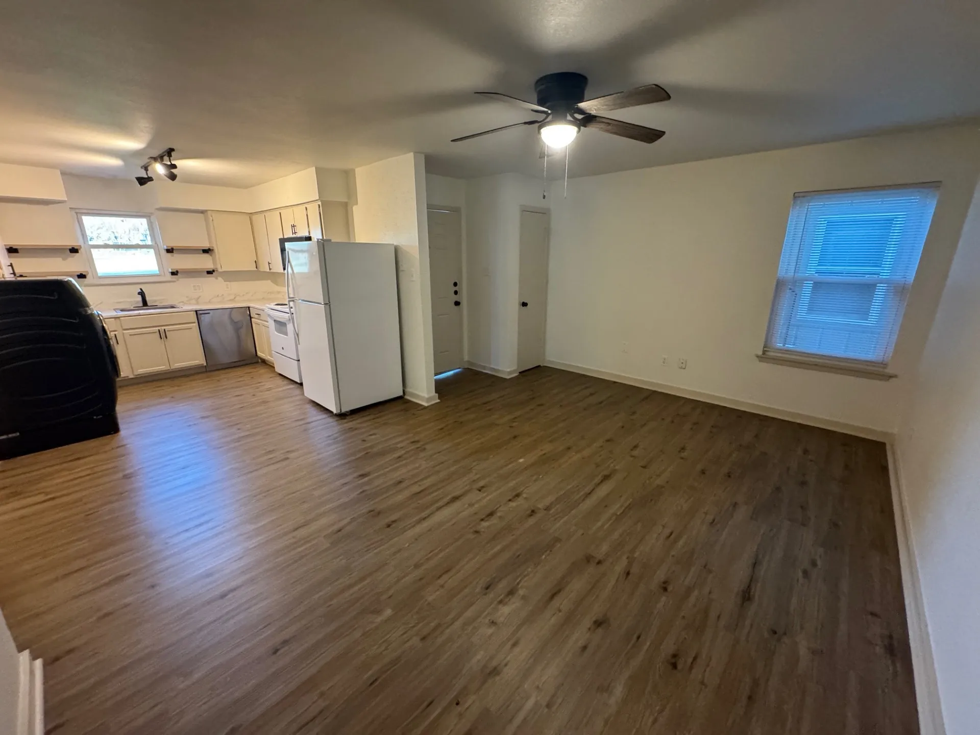 Apartment For Rent in Tarrant County , 7300 Comanche Trail 5, Lake Worth, Texas 76135, 2 Bedroom, 1 Bathroom, Garage spaces, 850 Sqft, built in 1980, mls#21363162, Real Estate Agent in Lake Worth, Homes For Rent in Tarrant county, Homes For Rent in Lake Worth, Realtor in Lake Worth Texas, Real Estate Brokerage Independent Realty Texas, Luminita Cordes Realtor