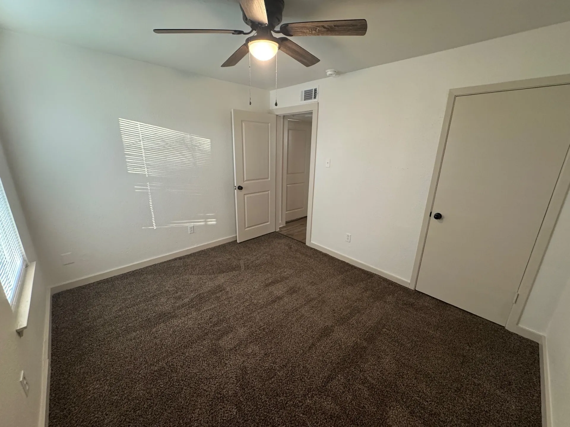 Apartment For Rent in Tarrant County , 7300 Comanche Trail 5, Lake Worth, Texas 76135, 2 Bedroom, 1 Bathroom, Garage spaces, 850 Sqft, built in 1980, mls#21363162, Real Estate Agent in Lake Worth, Homes For Rent in Tarrant county, Homes For Rent in Lake Worth, Realtor in Lake Worth Texas, Real Estate Brokerage Independent Realty Texas, Luminita Cordes Realtor