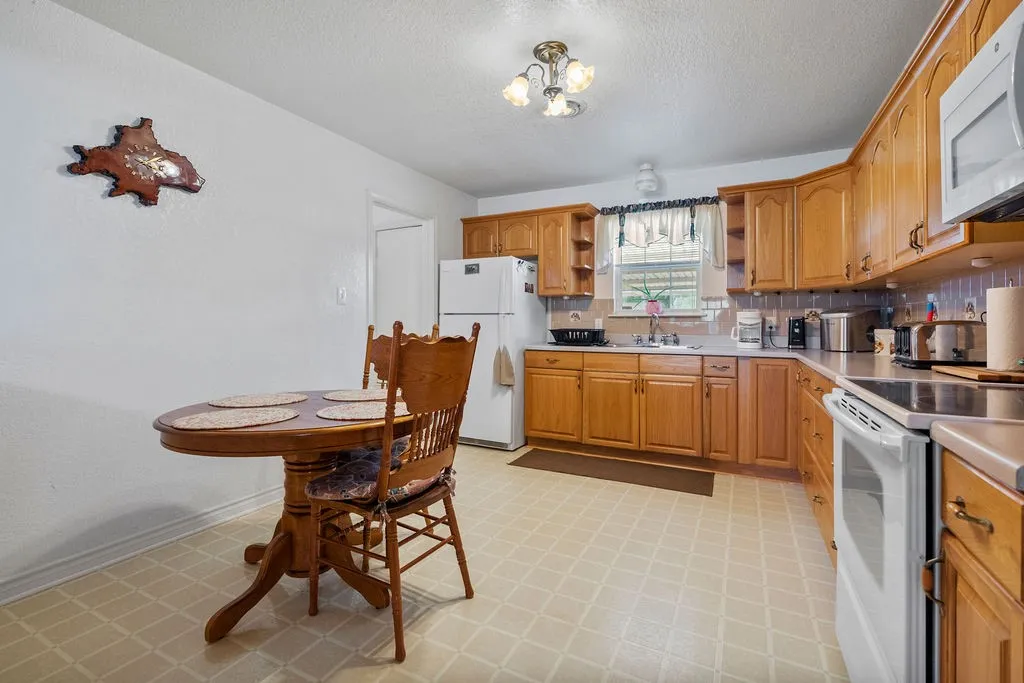 Single Family Residence For Sale in Denton County , 1510 Stanford Court, Denton, Texas 76210, 3 Bedroom, 3 Bathroom, 2 Garage spaces, 1,242 Sqft, built in 2004, mls#21349462, Real Estate Agent in Denton, Homes For Sale in Denton county, Homes For Sale in Denton, Realtor in Denton Texas, Real Estate Brokerage Independent Realty Texas, Luminita Cordes Realtor