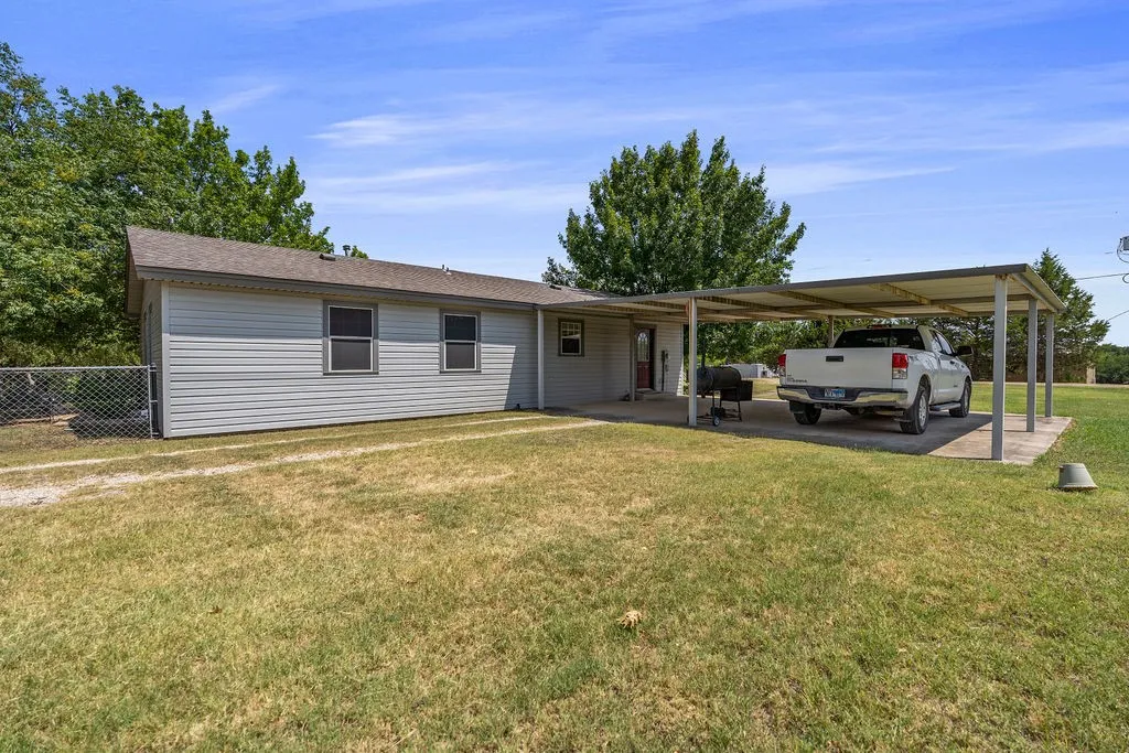 Showing the 2 carport