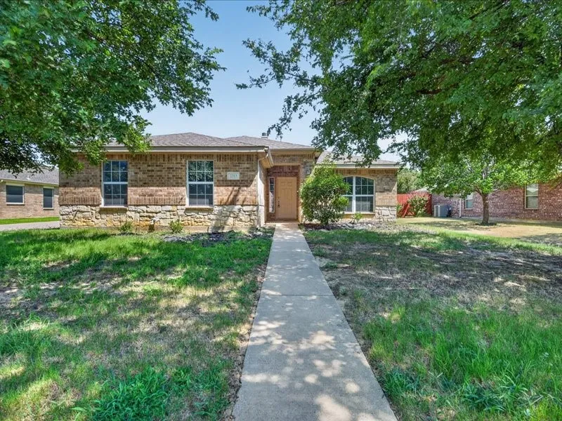 Single Family Residence For Rent in Denton County , 2313 Belmont Park Drive, Denton, Texas 76210, 3 Bedroom, 2 Bathroom, 2 Garage spaces, 1,638 Sqft, built in 2003, Price $2,350, mls#21363156, Real Estate Agent in Denton, Homes For Rent in Denton county, Homes For Rent in Denton, Realtor in Denton Texas, Real Estate Brokerage Independent Realty Texas, Luminita Cordes Realtor