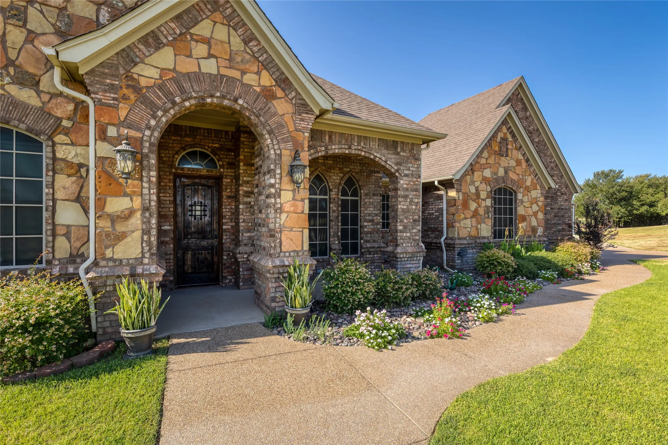 Single Family Residence For Sale in Parker County , 124 Carnes Court, Springtown, Texas 76082, 4 Bedroom, 3 Bathroom, 3 Garage spaces, 2,813 Sqft, built in 2011, mls#21360449, Real Estate Agent in Springtown, Homes For Sale in Parker county, Homes For Sale in Springtown, Realtor in Springtown Texas, Real Estate Brokerage Independent Realty Texas, Luminita Cordes Realtor