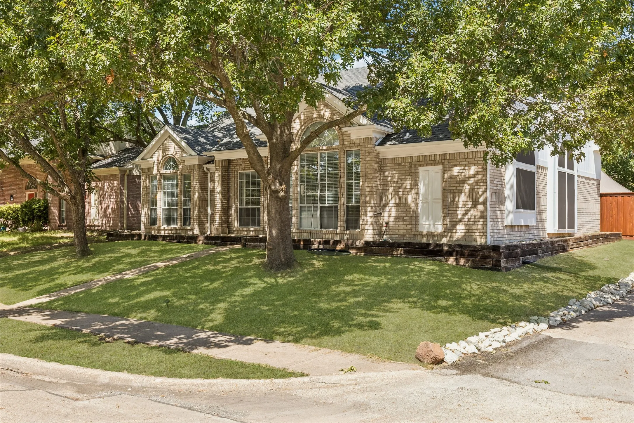Single Family Residence For Sale in Dallas County , 8113 Pickard Drive, Rowlett, Texas 75088, 3 Bedroom, 2 Bathroom, 2 Garage spaces, 1,769 Sqft, built in 1989, mls#21363216, Real Estate Agent in Rowlett, Homes For Sale in Dallas county, Homes For Sale in Rowlett, Realtor in Rowlett Texas, Real Estate Brokerage Independent Realty Texas, Luminita Cordes Realtor