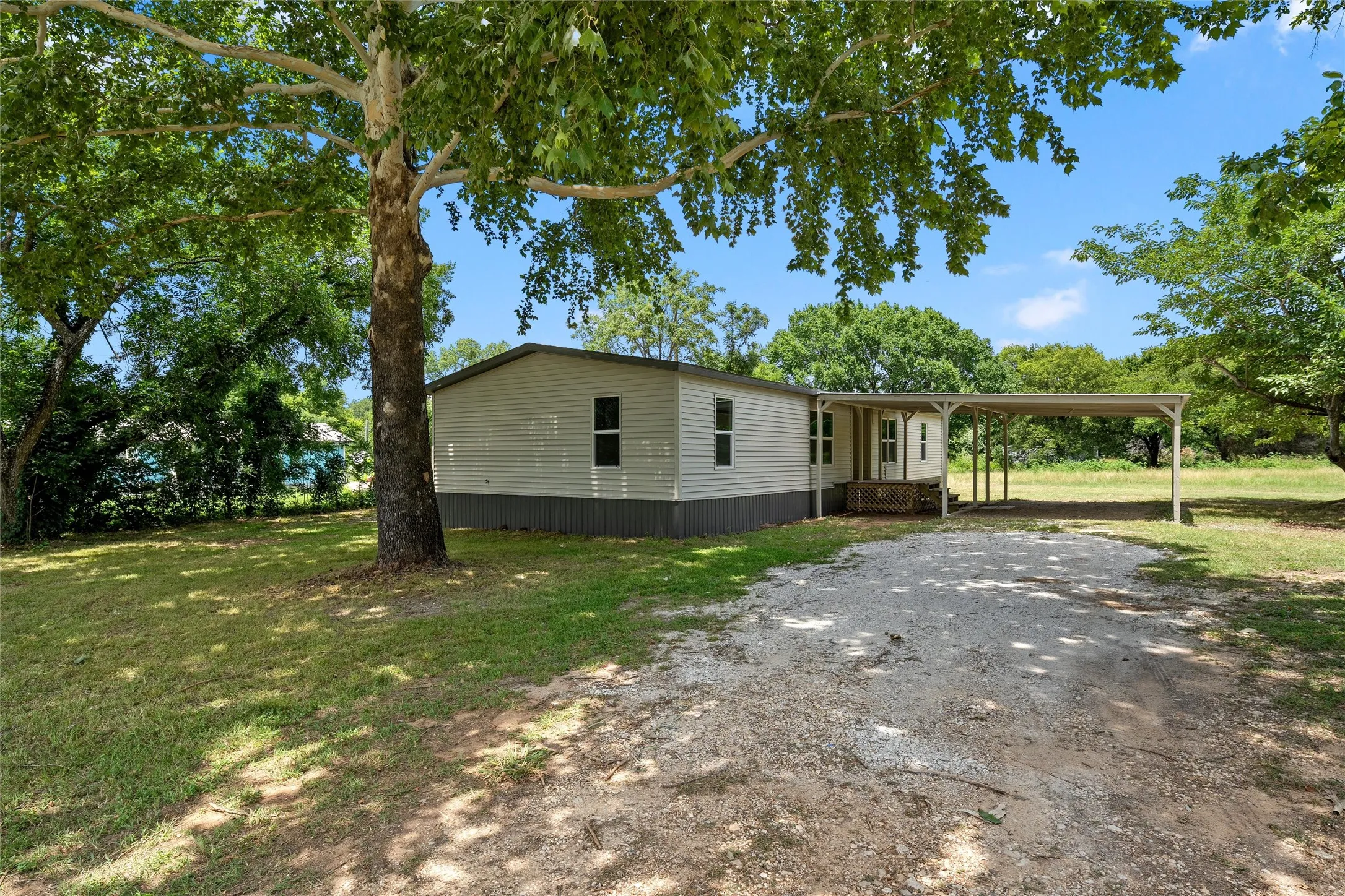 Mobile Home For Sale in Hill County , 175 Fm 2114, Aquilla, Texas 76622, 3 Bedroom, 2 Bathroom, Garage spaces, 1,440 Sqft, built in 1980, mls#21363255, Real Estate Agent in Aquilla, Homes For Sale in Hill county, Homes For Sale in Aquilla, Realtor in Aquilla Texas, Real Estate Brokerage Independent Realty Texas, Luminita Cordes Realtor