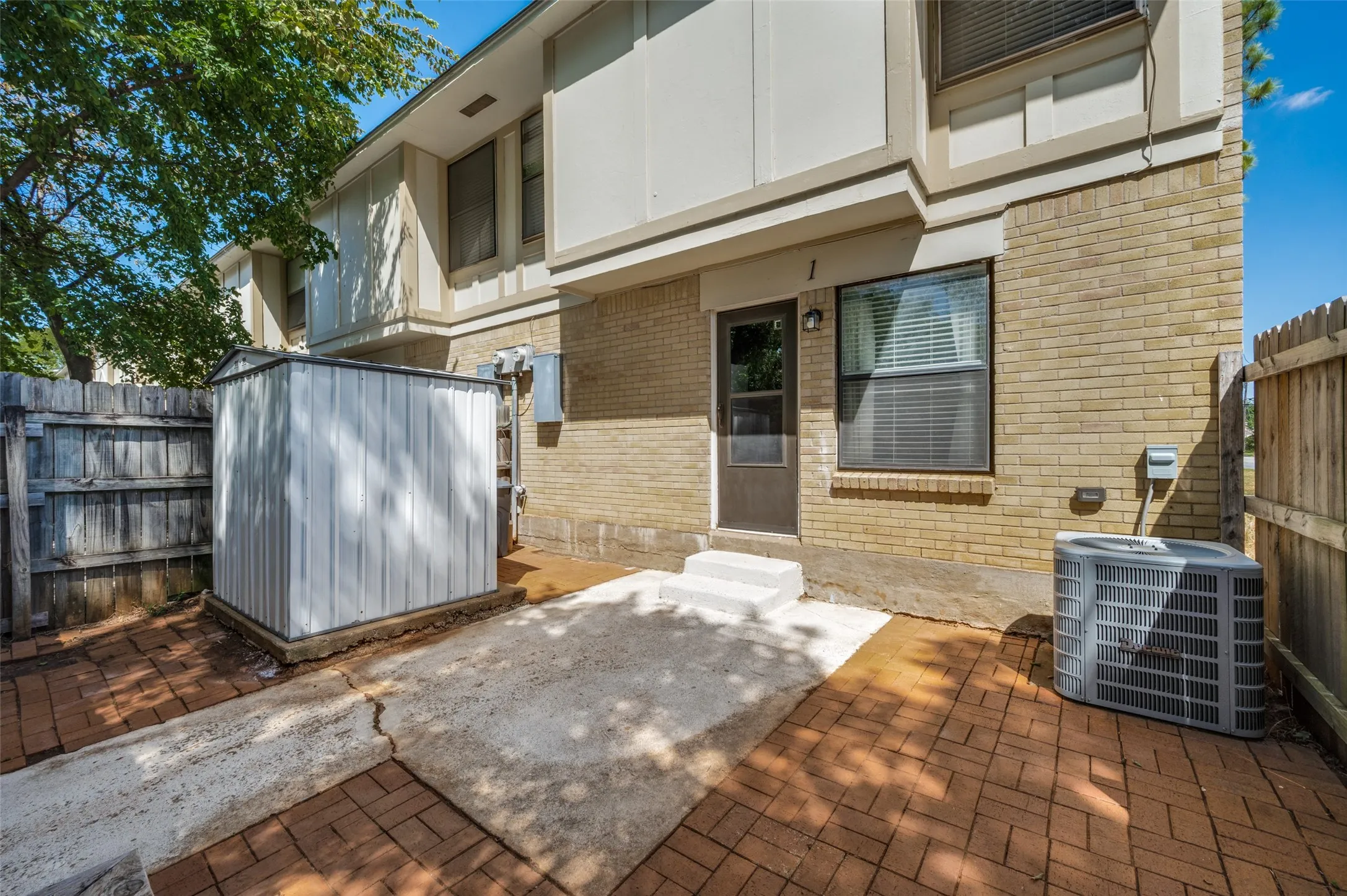Townhouse For Sale in Grayson County , 1905 W Morton Street 1, Denison, Texas 75020, 3 Bedroom, 2 Bathroom, Garage spaces, 1,080 Sqft, built in 1962, mls#21363047, Real Estate Agent in Denison, Homes For Sale in Grayson county, Homes For Sale in Denison, Realtor in Denison Texas, Real Estate Brokerage Independent Realty Texas, Luminita Cordes Realtor