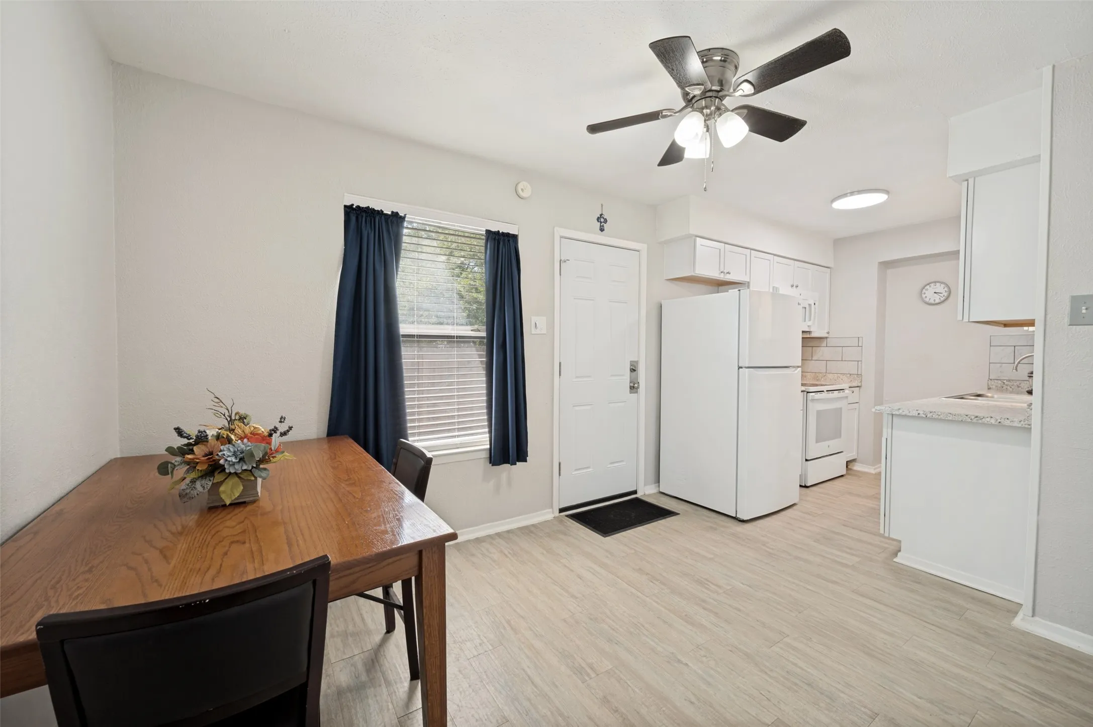 Townhouse For Sale in Grayson County , 1905 W Morton Street 1, Denison, Texas 75020, 3 Bedroom, 2 Bathroom, Garage spaces, 1,080 Sqft, built in 1962, mls#21363047, Real Estate Agent in Denison, Homes For Sale in Grayson county, Homes For Sale in Denison, Realtor in Denison Texas, Real Estate Brokerage Independent Realty Texas, Luminita Cordes Realtor