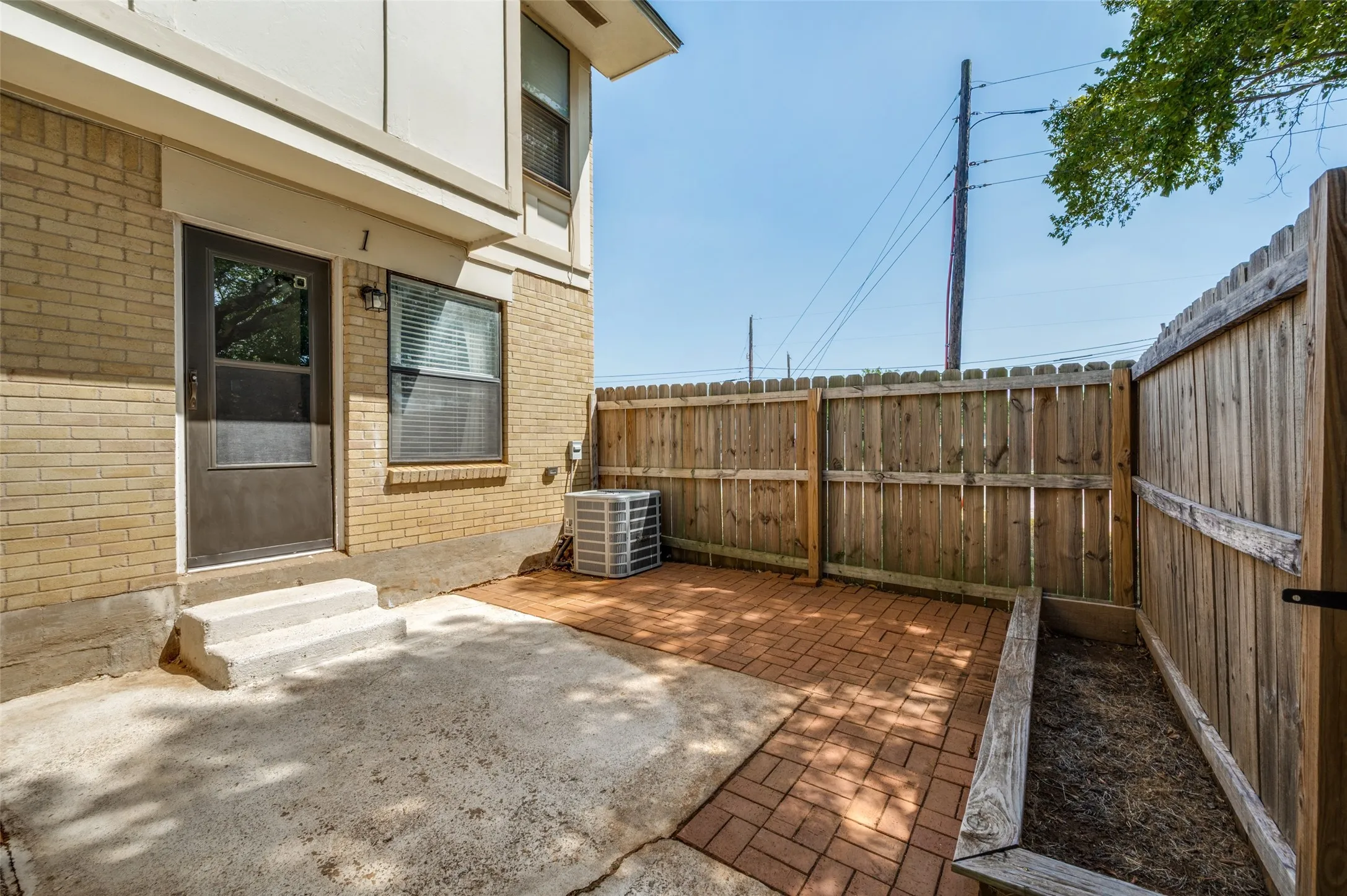 Townhouse For Sale in Grayson County , 1905 W Morton Street 1, Denison, Texas 75020, 3 Bedroom, 2 Bathroom, Garage spaces, 1,080 Sqft, built in 1962, mls#21363047, Real Estate Agent in Denison, Homes For Sale in Grayson county, Homes For Sale in Denison, Realtor in Denison Texas, Real Estate Brokerage Independent Realty Texas, Luminita Cordes Realtor