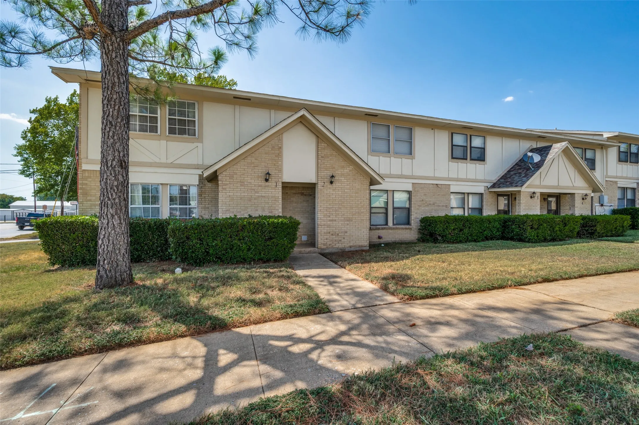 Townhouse For Sale in Grayson County , 1905 W Morton Street 1, Denison, Texas 75020, 3 Bedroom, 2 Bathroom, Garage spaces, 1,080 Sqft, built in 1962, mls#21363047, Real Estate Agent in Denison, Homes For Sale in Grayson county, Homes For Sale in Denison, Realtor in Denison Texas, Real Estate Brokerage Independent Realty Texas, Luminita Cordes Realtor