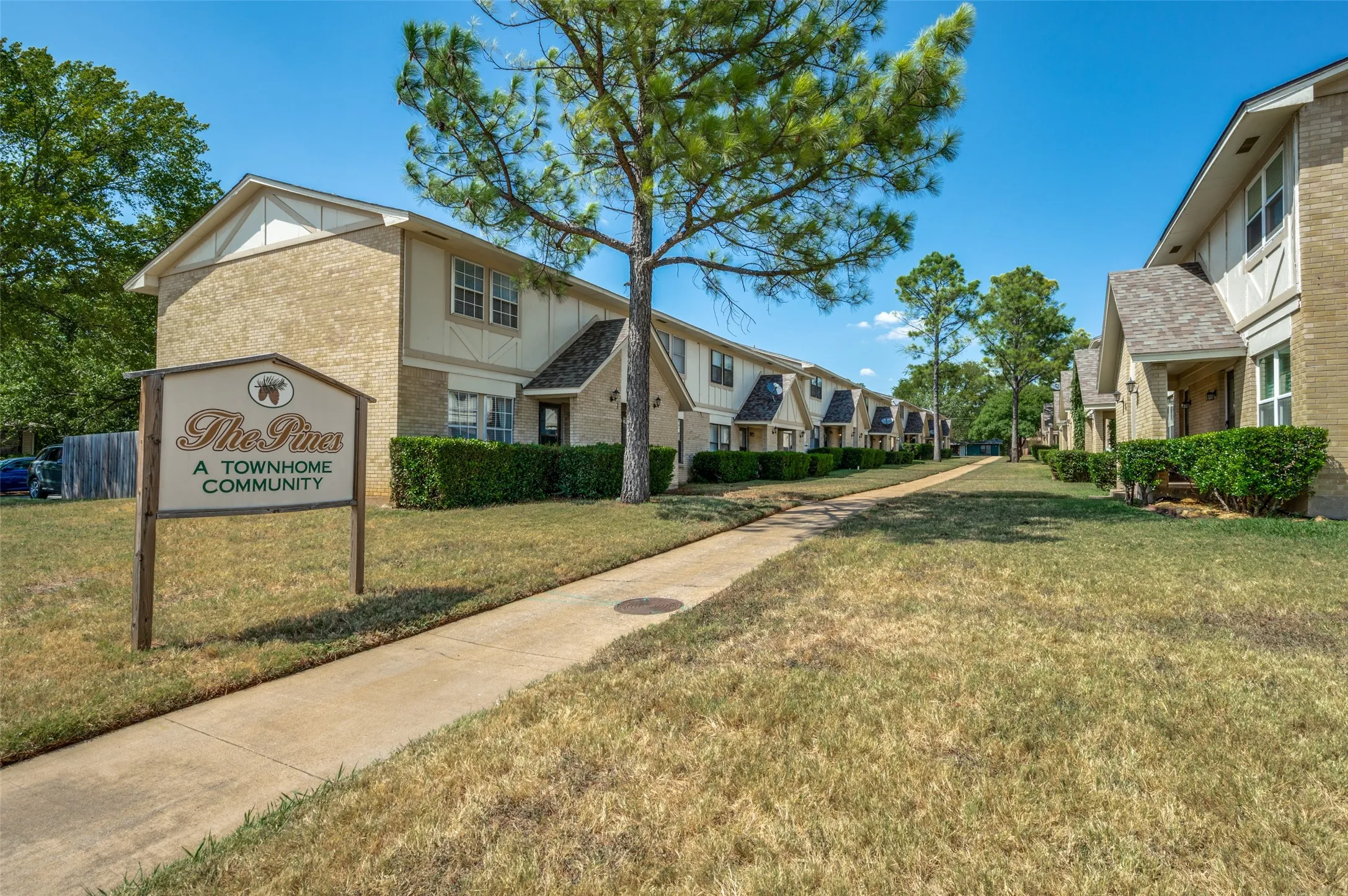 Townhouse For Sale in Grayson County , 1905 W Morton Street 1, Denison, Texas 75020, 3 Bedroom, 2 Bathroom, Garage spaces, 1,080 Sqft, built in 1962, mls#21363047, Real Estate Agent in Denison, Homes For Sale in Grayson county, Homes For Sale in Denison, Realtor in Denison Texas, Real Estate Brokerage Independent Realty Texas, Luminita Cordes Realtor