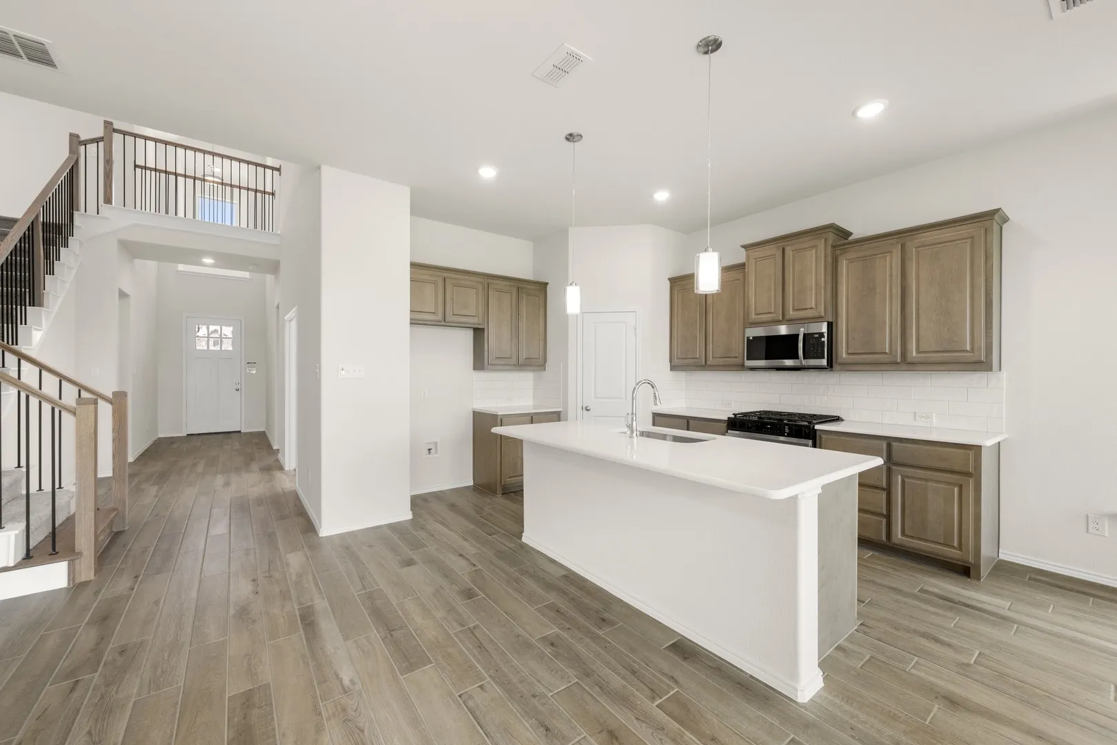 13_7749 Gatevine- Kitchen-2
