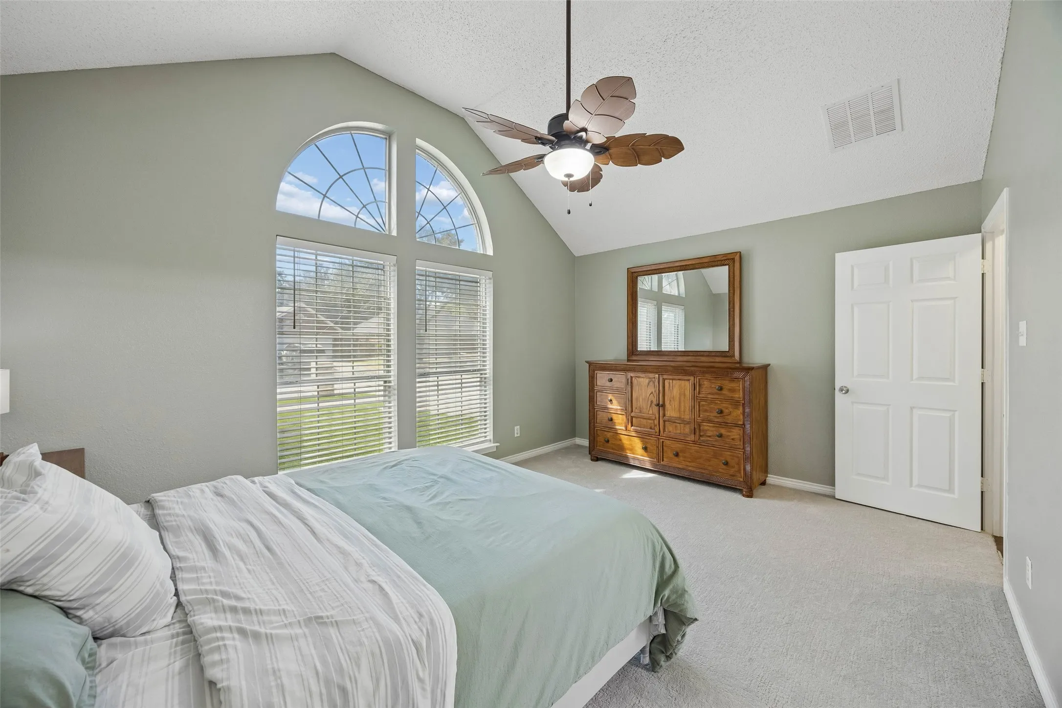 Single Family Residence For Sale in Tarrant County , 340 Austin Street, Keller, Texas 76248, 5 Bedroom, 2 Bathroom, 1 Garage spaces, 1,555 Sqft, built in 1992, mls#21363088, Real Estate Agent in Keller, Homes For Sale in Tarrant county, Homes For Sale in Keller, Realtor in Keller Texas, Real Estate Brokerage Independent Realty Texas, Luminita Cordes Realtor