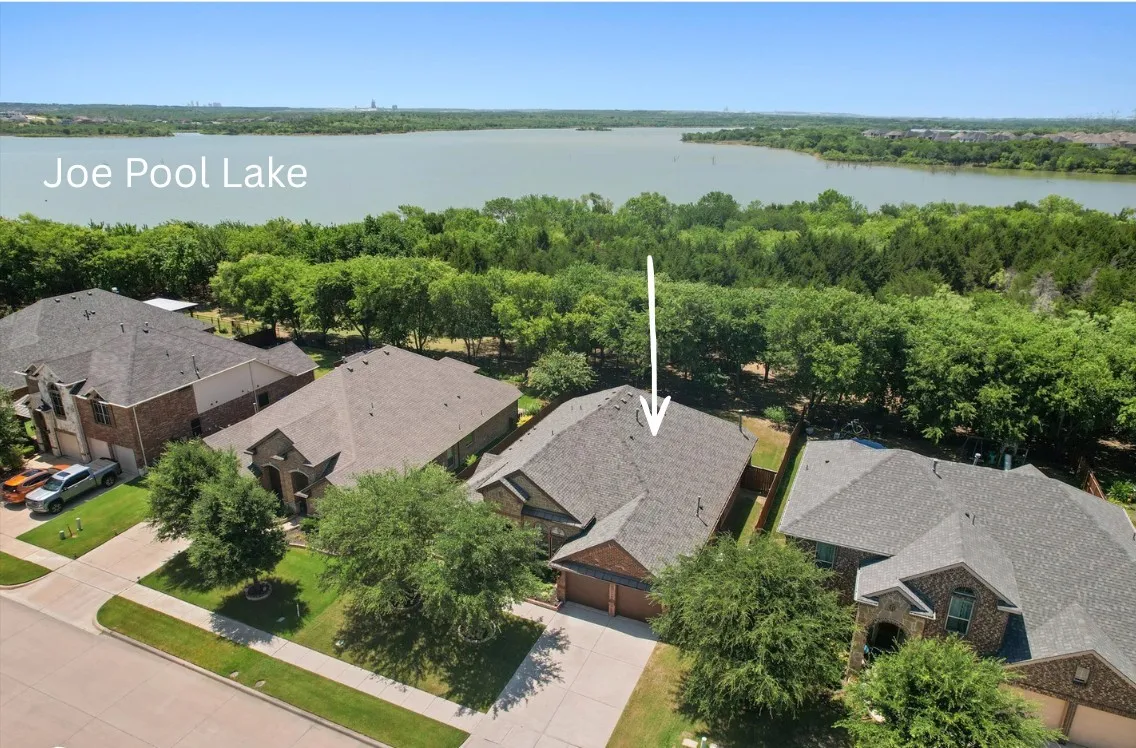 Walking path to the lake to enjoy kayaking, fishing or relaxing!
